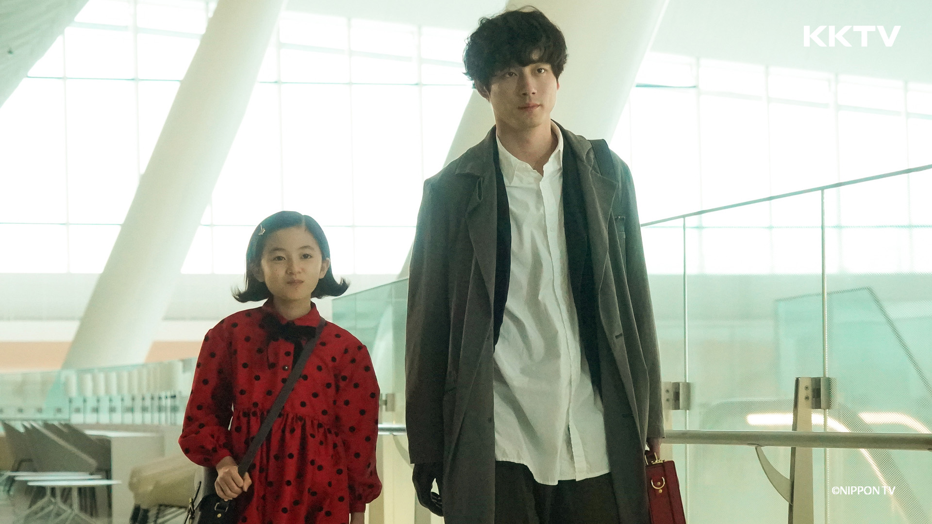 坂口健太郎(右)工作滿檔,上季才主演《巧克力醫生》詮釋一名右手為義肢的神祕醫師。(KKTV提供)