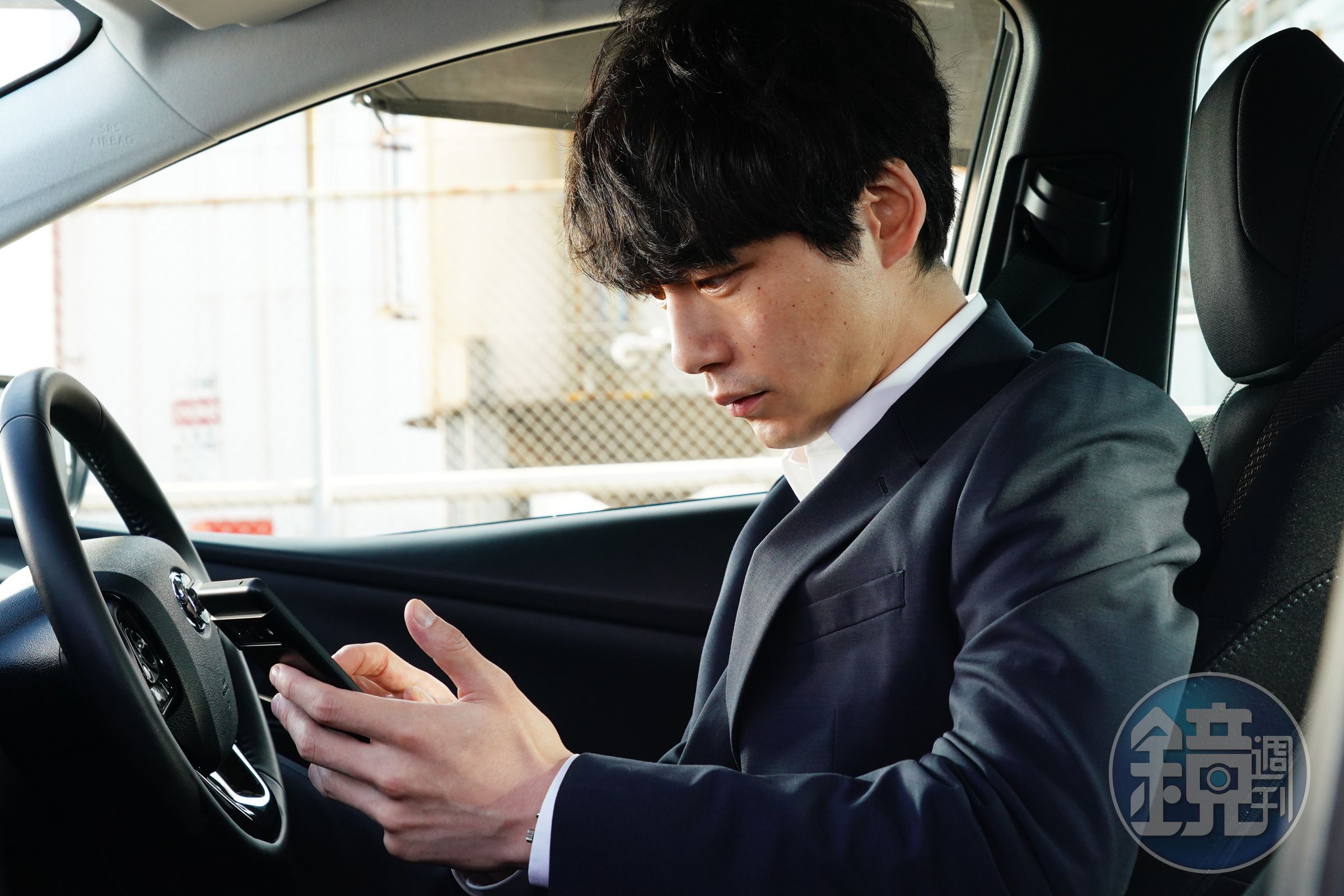 坂口健太郎主演新劇《CODE－願望的代價》改編自台劇《浮士德遊戲》，他飾演一名痛失未婚妻的刑警，意外得到神祕App。（翻攝自官方Twitter）