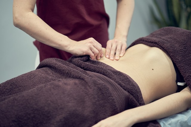 《四樓的天堂》推拿顧問汪世展遭爆是性騷慣犯,多名女顧客都遭其不當觸摸,近日被判刑10月。(示意圖,東方IC)