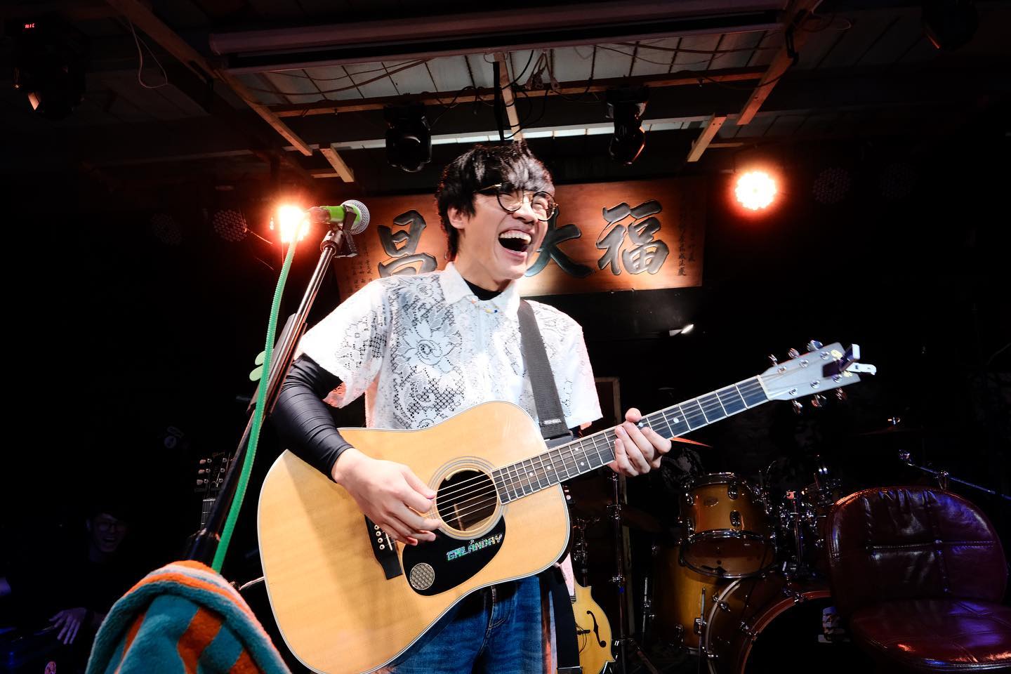 盧廣仲有位自稱是其太太的瘋狂女粉，日前到經紀公司噴漆鬧事，遭到經紀公司提告。（翻攝自盧廣仲臉書）