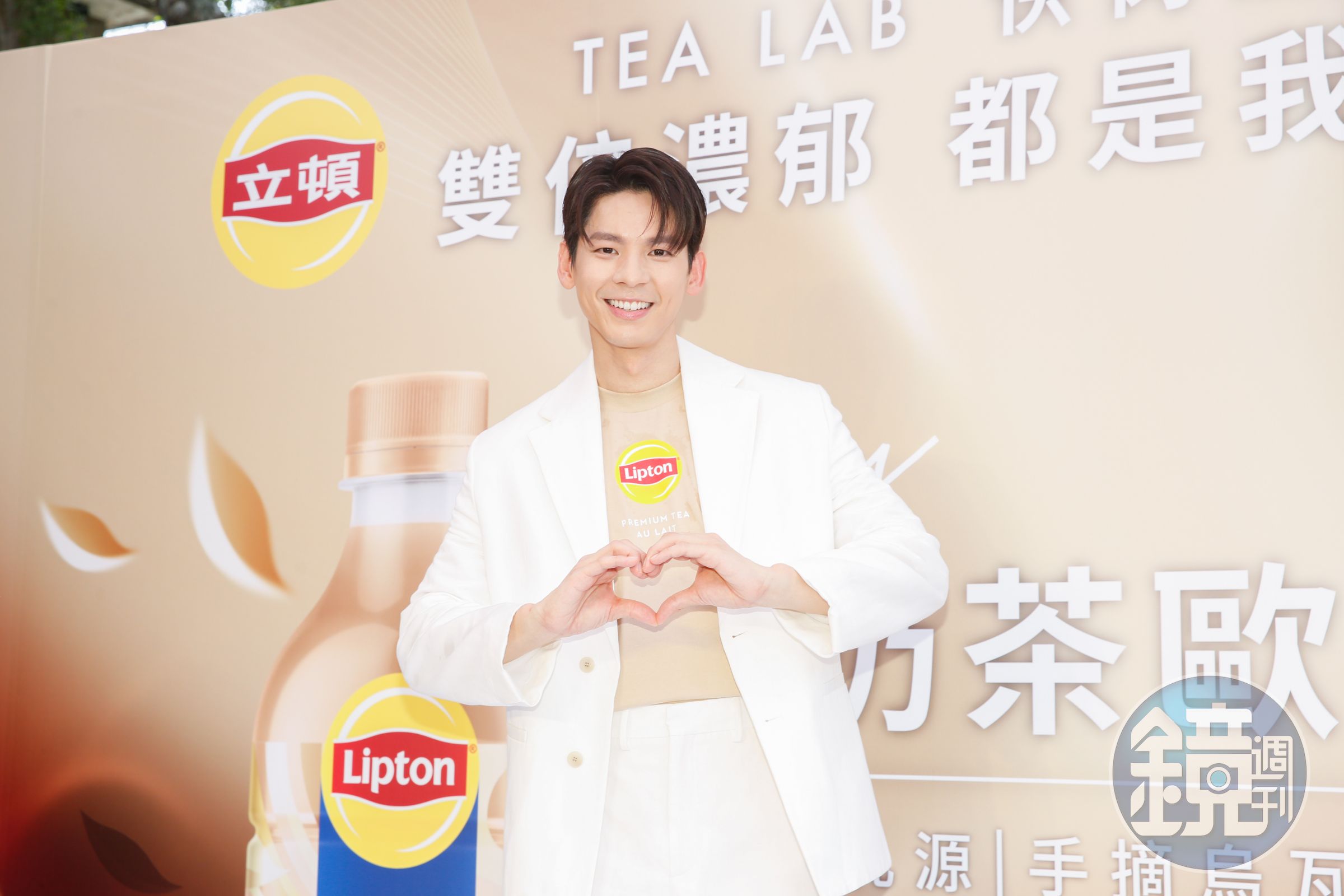 頂著35度高溫，林柏宏出席在露天舉行的茶飲代言活動。