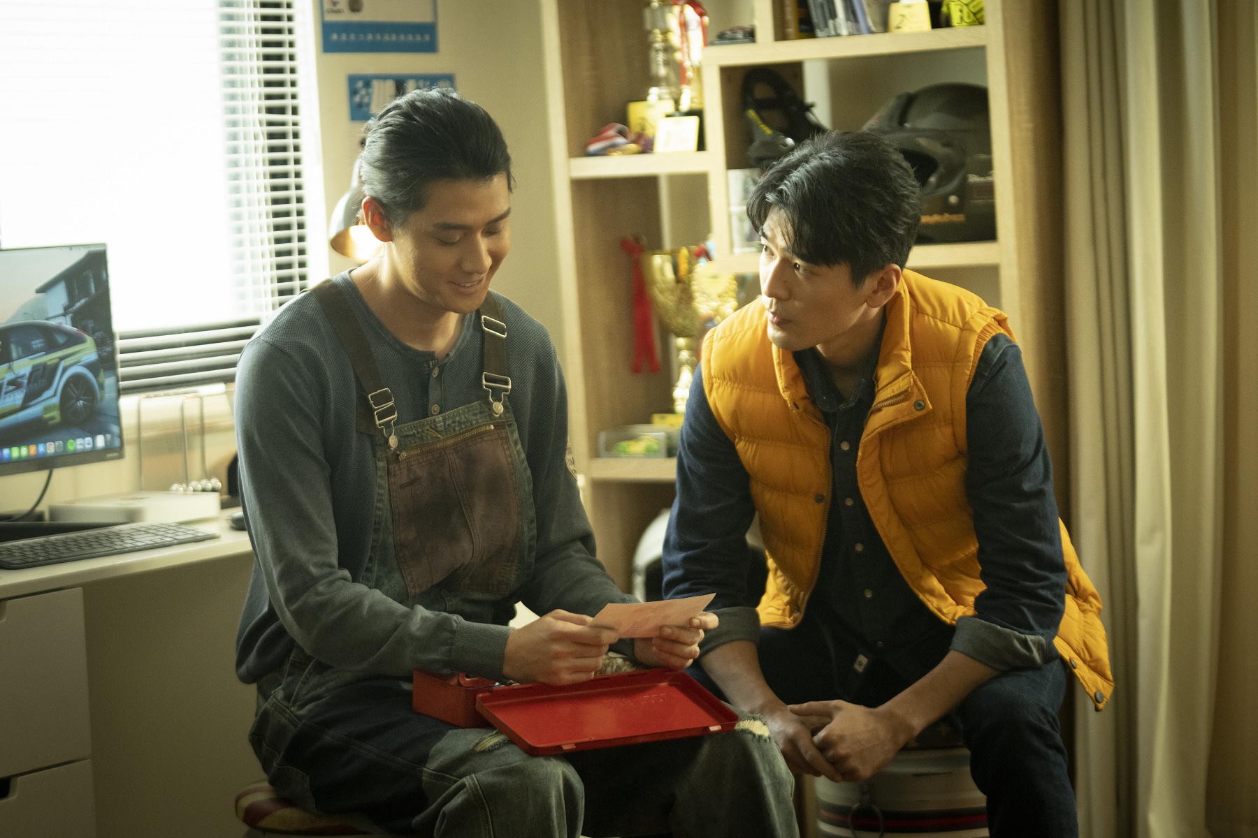 李玉璽（左）、涂善存（右）特別演出拉力賽好搭檔，感情好到被導演說要回來一點。（采昌國際多媒體提供）