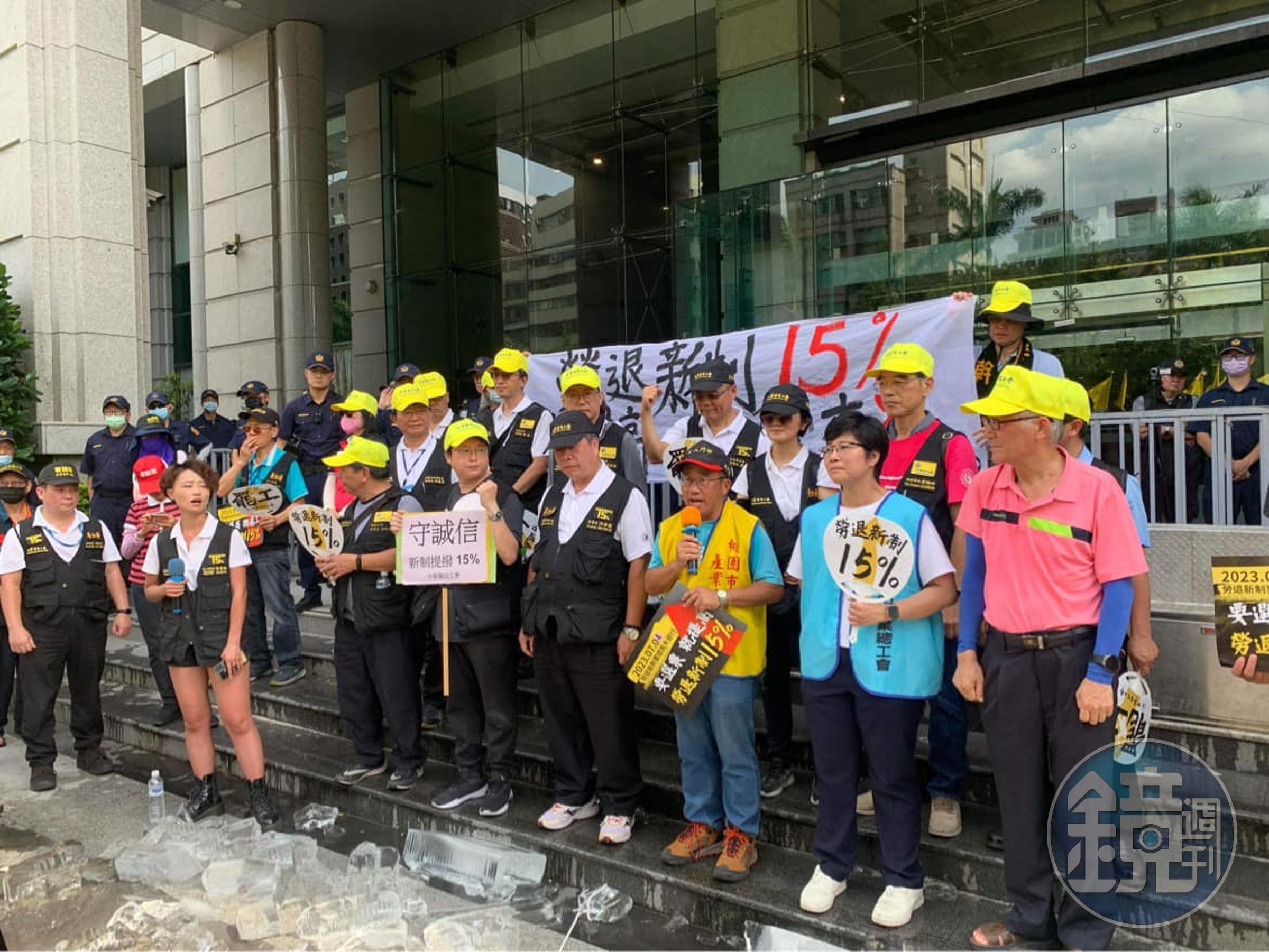 中華電信工會今號召桃產總等勞工團體上街抗議,要求提高勞退雇主提撥比例至15%。(翻攝自臉書桃市產總)