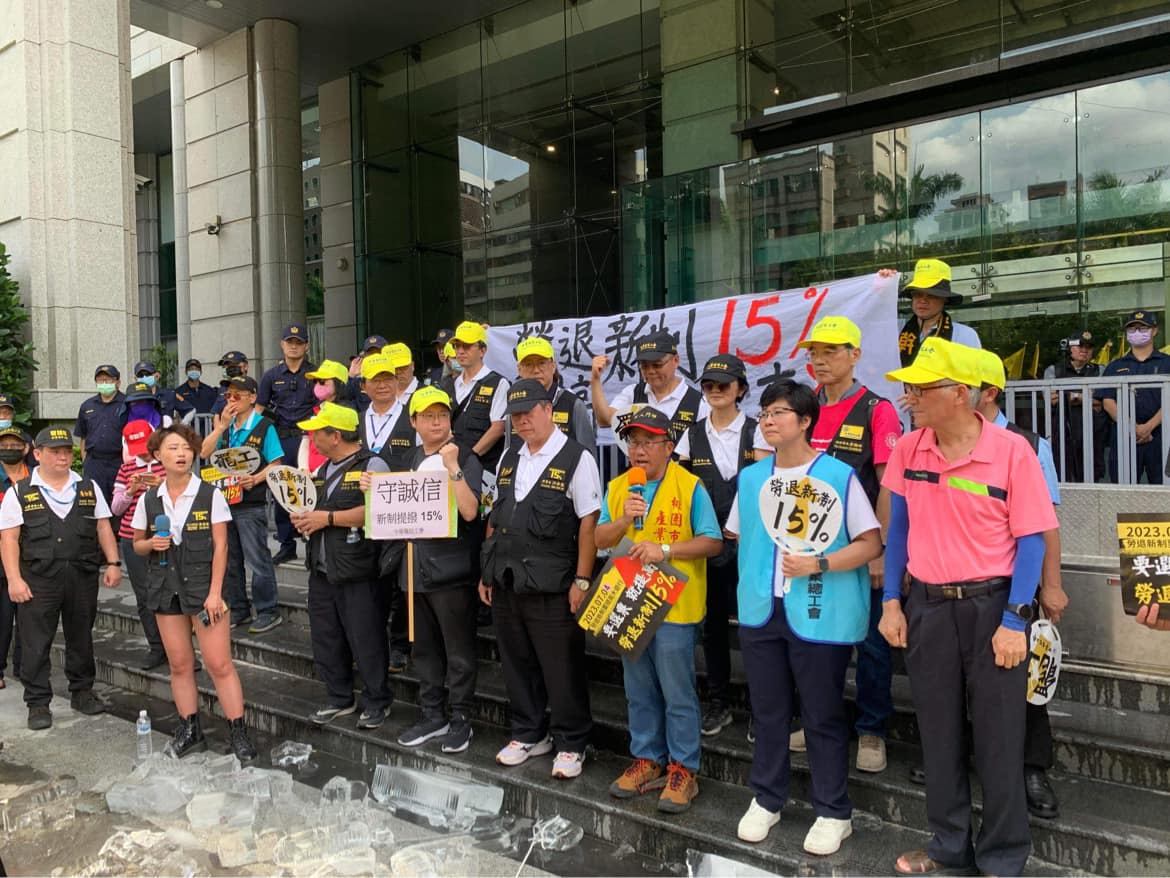 中華電信工會今號召桃產總等勞工團體上街抗議，要求提高勞退雇主提撥比例至15%。（翻攝自臉書桃市產總）