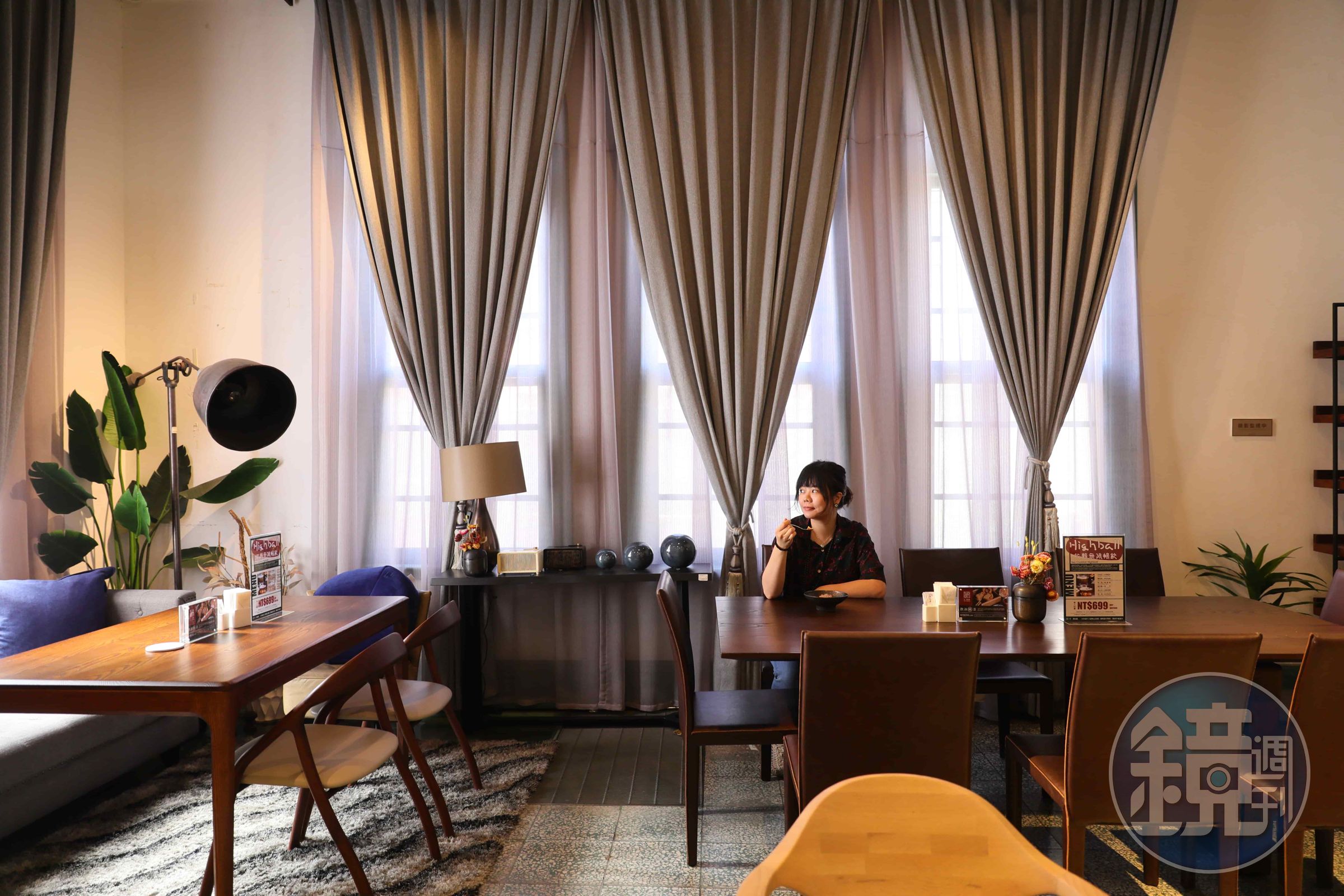 茶薈知事官邸的用餐空間帶著簡約大方的優雅,有如北歐家具展間。