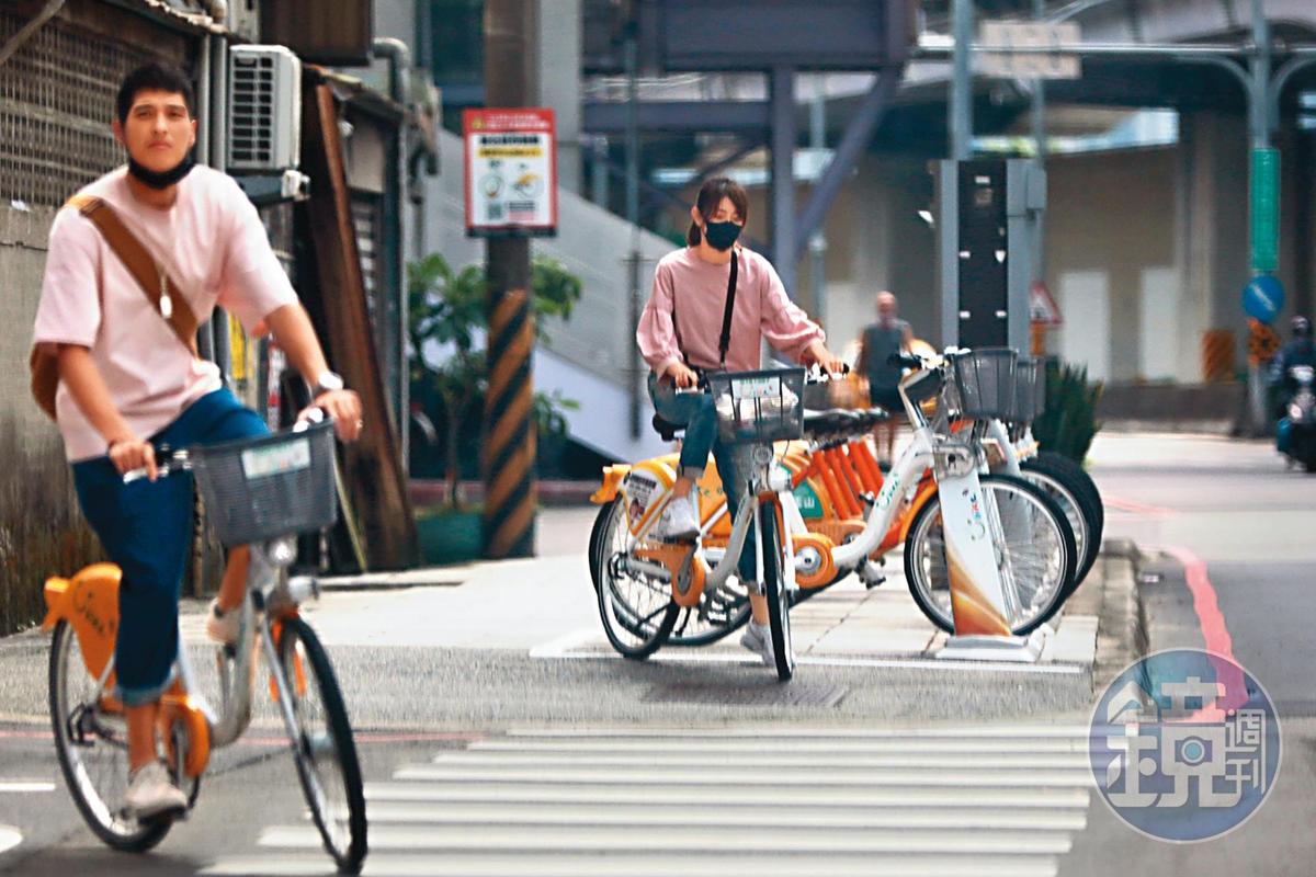 本刊直擊藍正龍與周幼婷騎ubike赴永和行政園區辦離婚。(攝影組)