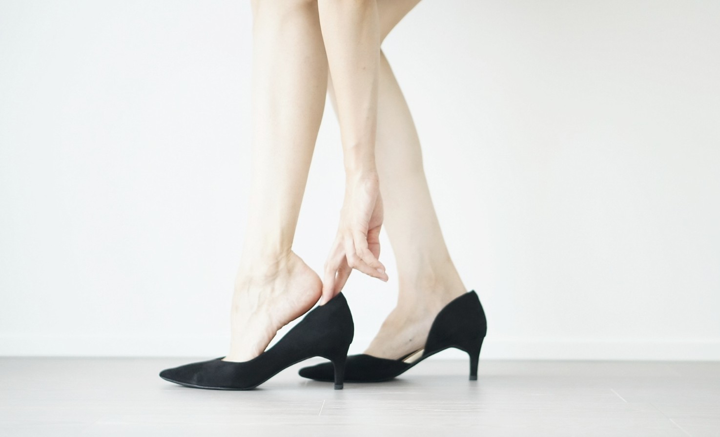 不少人都有店面試穿鞋子，後來再回家網購的經驗。（示意圖，photoAC）