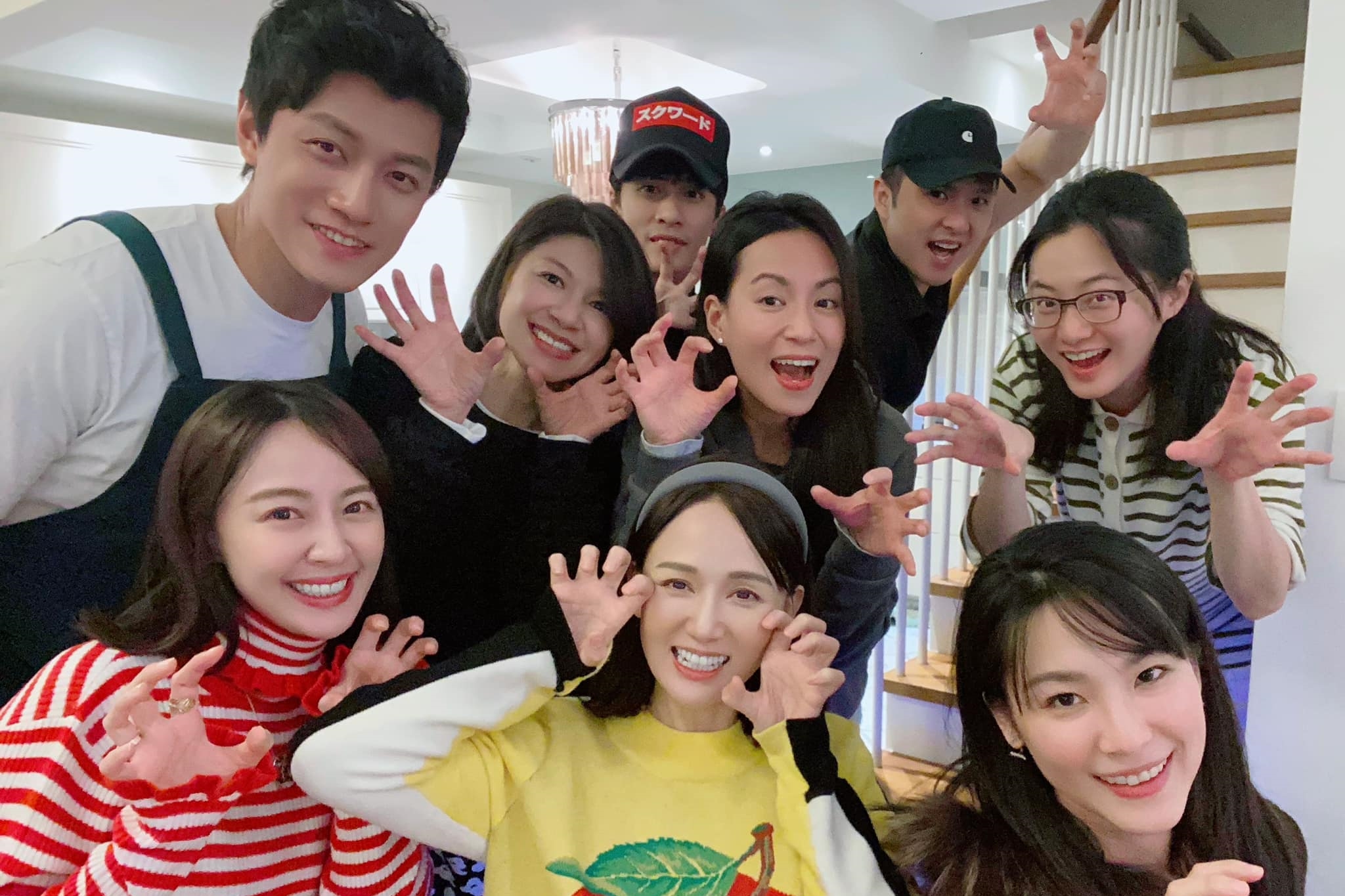 去年年初，仔仔（中）出席「七朵花」的聚會。（翻攝臉書）