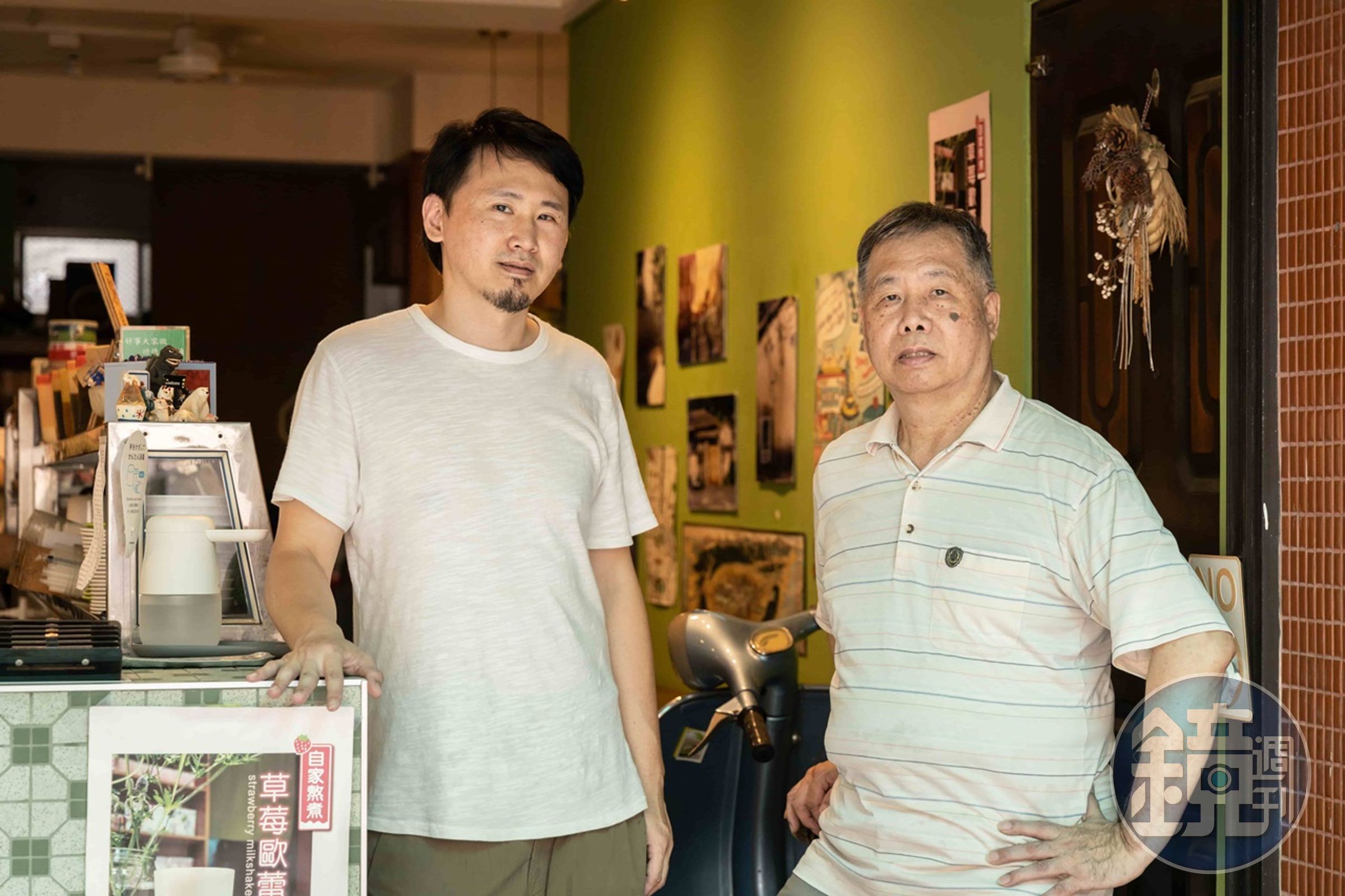 林仁彬(左)捨不得台式老冰店沒落,回來和爸爸林勝堂(右)一起經營樂群冷凍芋,將情感藏在店裡許多的細節中。