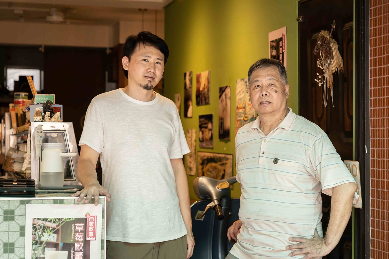 林仁彬（左）捨不得台式老冰店沒落，回來和爸爸林勝堂（右）一起經營樂群冷凍芋，將情感藏在店裡許多的細節中。