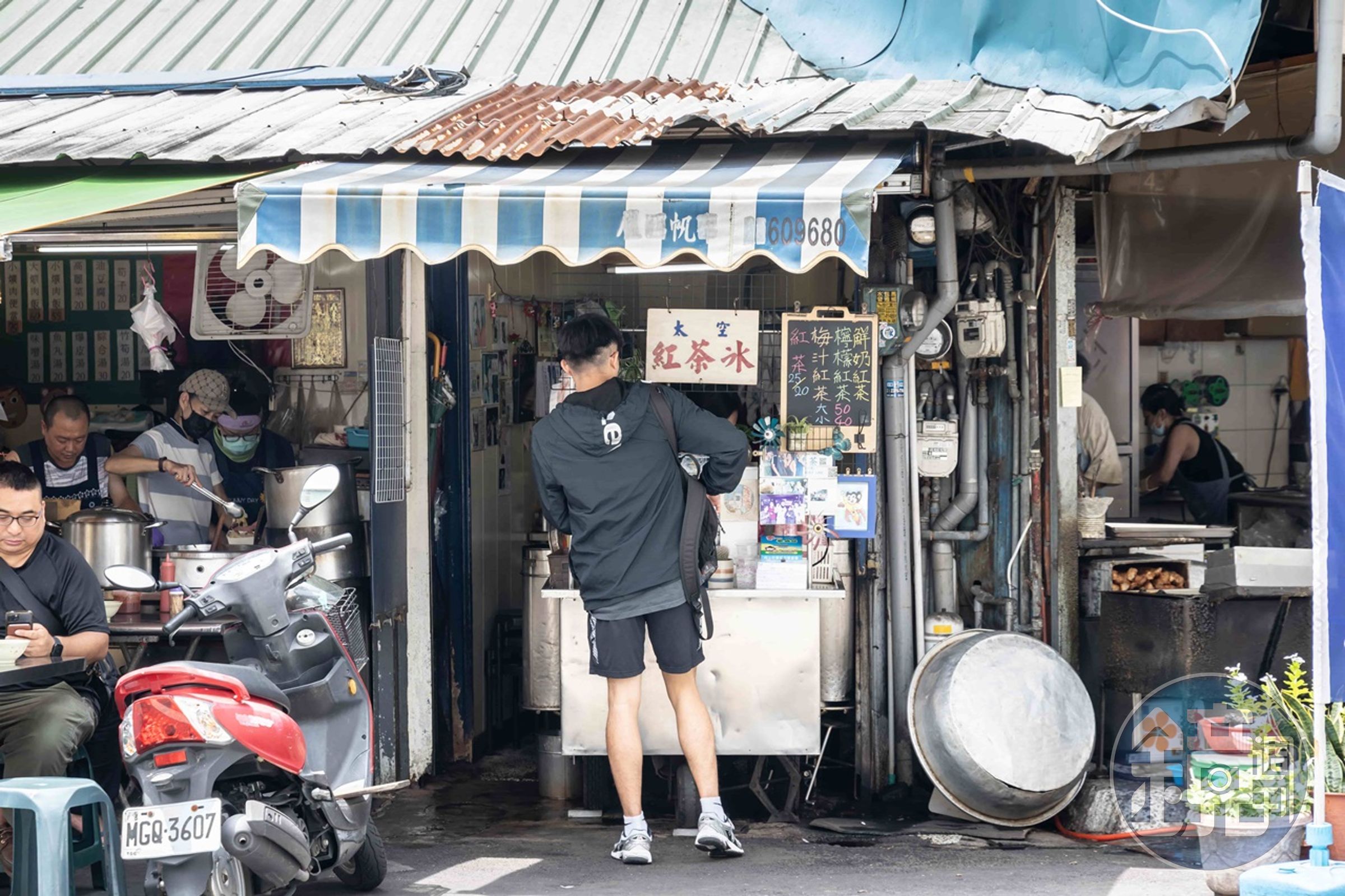 「太空紅茶冰」小小的三角形店面擠身在控肉飯與早餐店之間。
