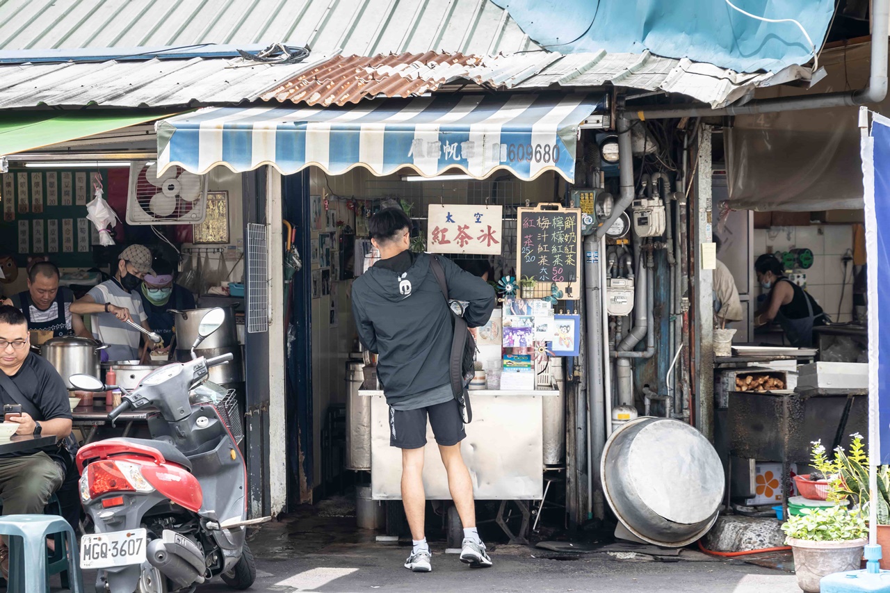 「太空紅茶冰」小小的三角形店面擠身在控肉飯與早餐店之間。
