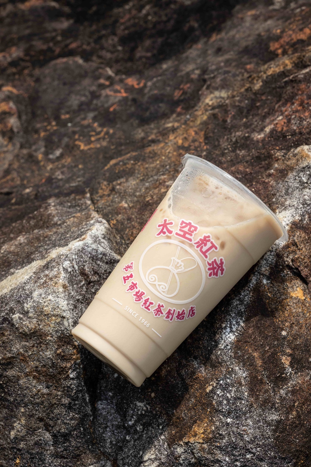 「鮮奶紅茶」甘爽不甜膩，奶香十足喝起來相當順口。（50元／大杯） 