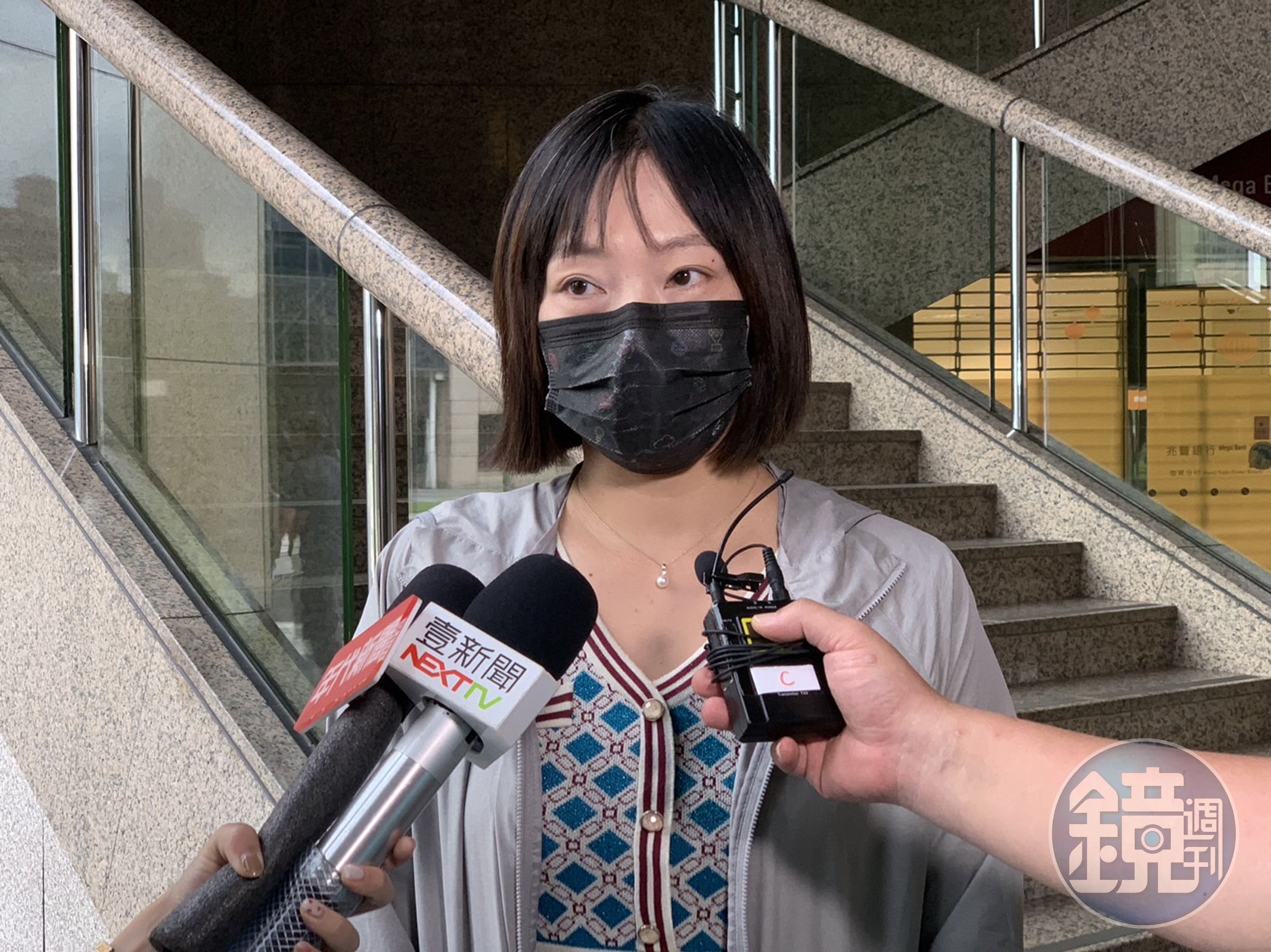 三顧前董座、樂迦前執行長楊智惠3日透過律師方文萱（如圖），到調查局北機站遞交性騷擾案申訴書。