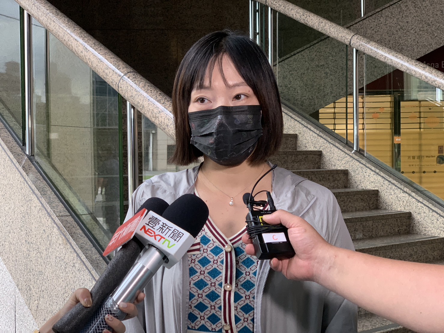 三顧前董座、樂迦前執行長楊智惠3日透過律師方文萱(如圖),到調查局北機站遞交性騷擾案申訴書。