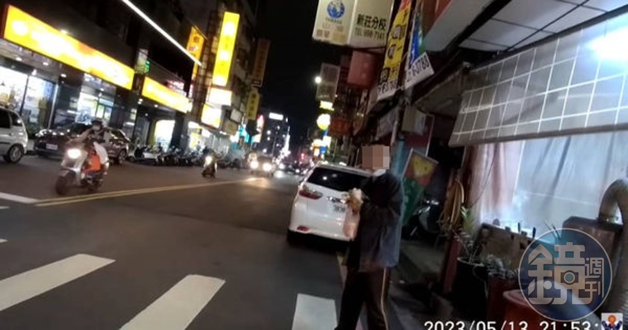 汽機車禮讓行人新制上路，卻有一名行人站在斑馬線上吃永和豆漿，讓騎士吐槽「我應該等你吃完對吧」。（翻攝自YouTube）
