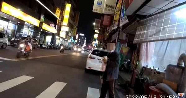 汽機車禮讓行人新制上路，卻有一名行人站在斑馬線上吃永和豆漿，讓騎士吐槽「我應該等你吃完對吧」。（翻攝自YouTube）