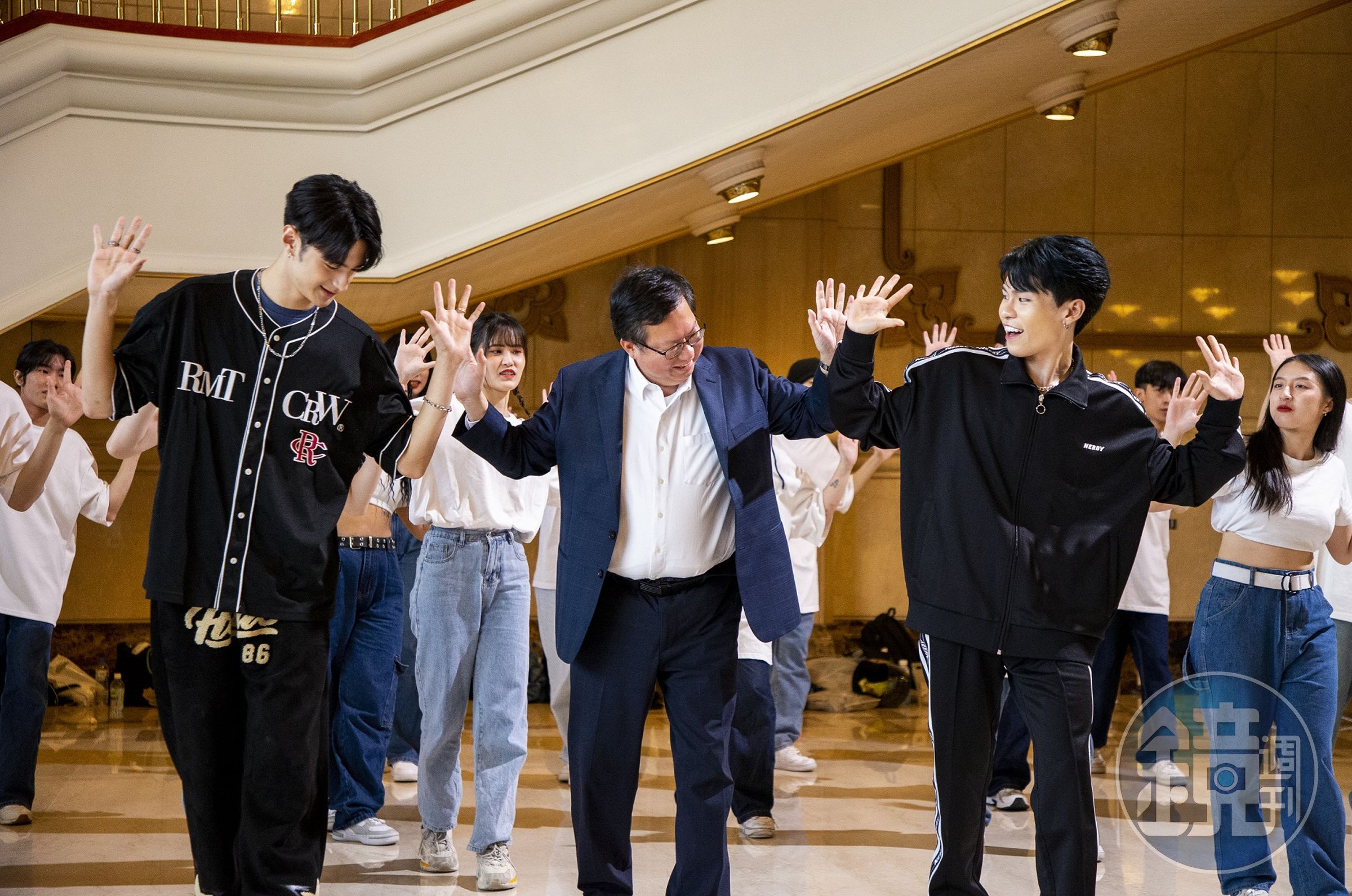 文化成年禮金宣傳影片邀請原子少年羅奕傑Bobo(左)、令宇辰KK(右)擔綱演出,兩人帶領行政院副院長鄭文燦(中)學習選秀節目主題曲舞蹈。(文化部提供)