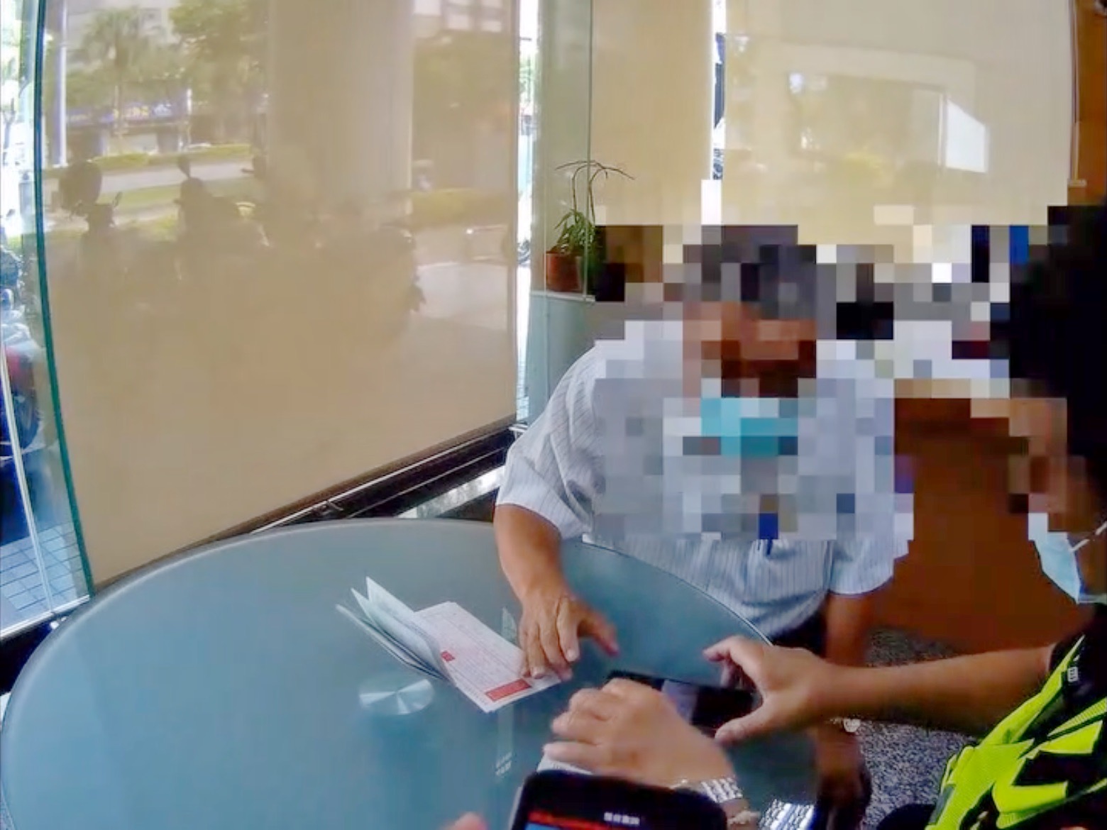 科技老董誤信詐騙，險上當匯款。（翻攝畫面）