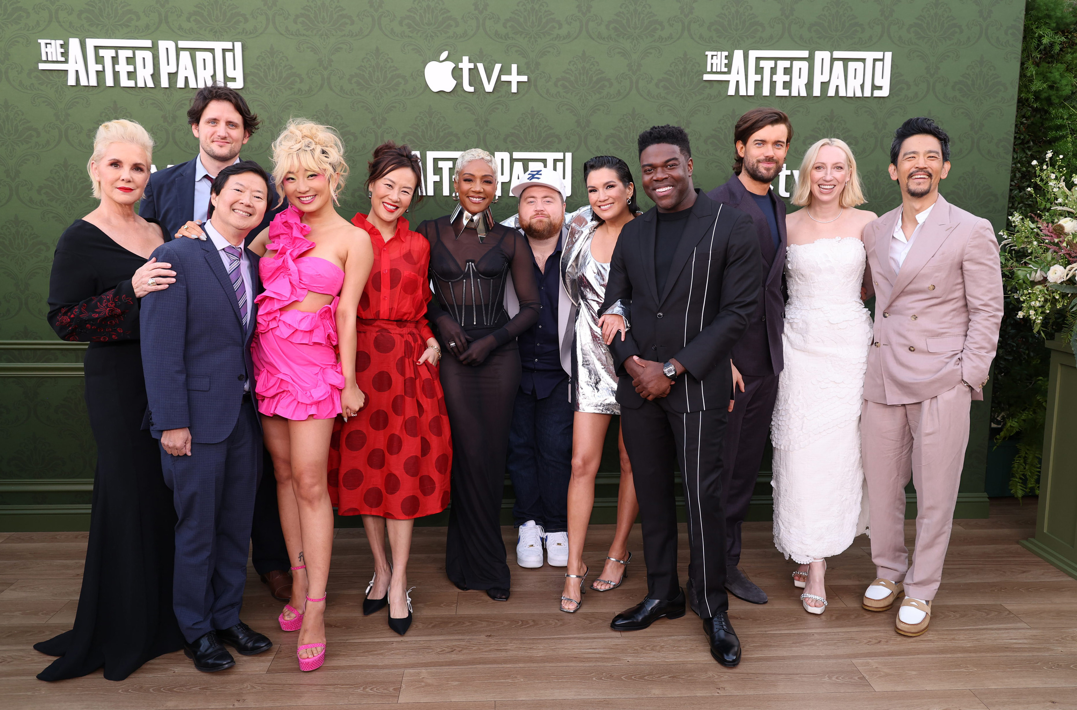 《續攤真要命》第2季卡司多到驚人，伊莉莎白柏金斯（左起）、札克伍茲、鄭肯、鄔君梅、蒂芬妮哈戴許、保羅華特豪澤、趙佐伊、薩姆理查森、傑克懷特霍爾、安娜康克爾、周約翰。（Apple TV+提供）