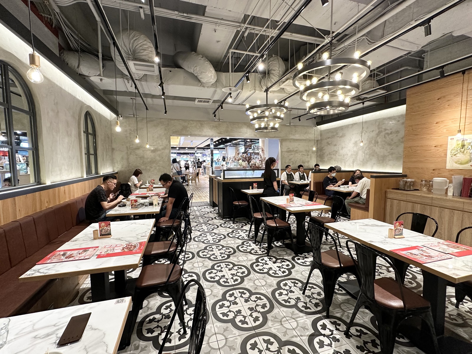 台北統一時代店的裝潢走歐式風格。
