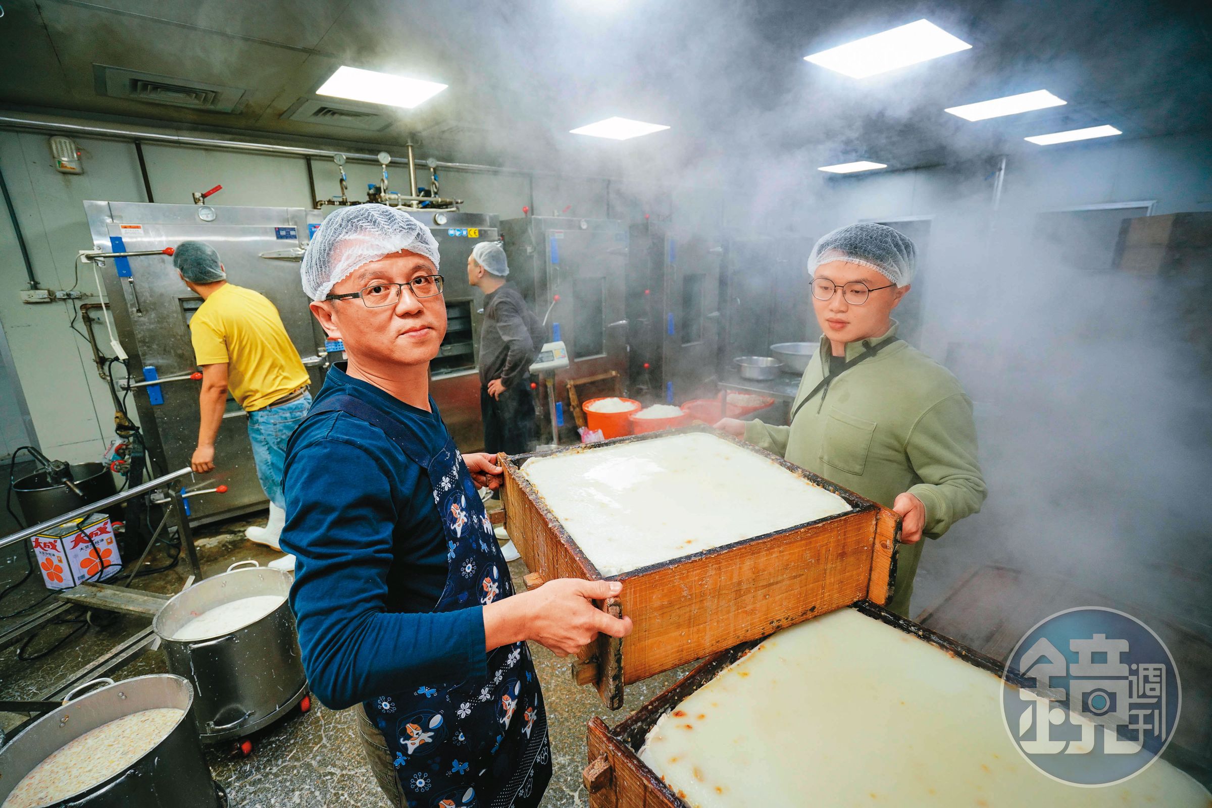 林裕強(左)攜手兒子林凡凱(右)接班59年粿行,沿用古法做出新口味。