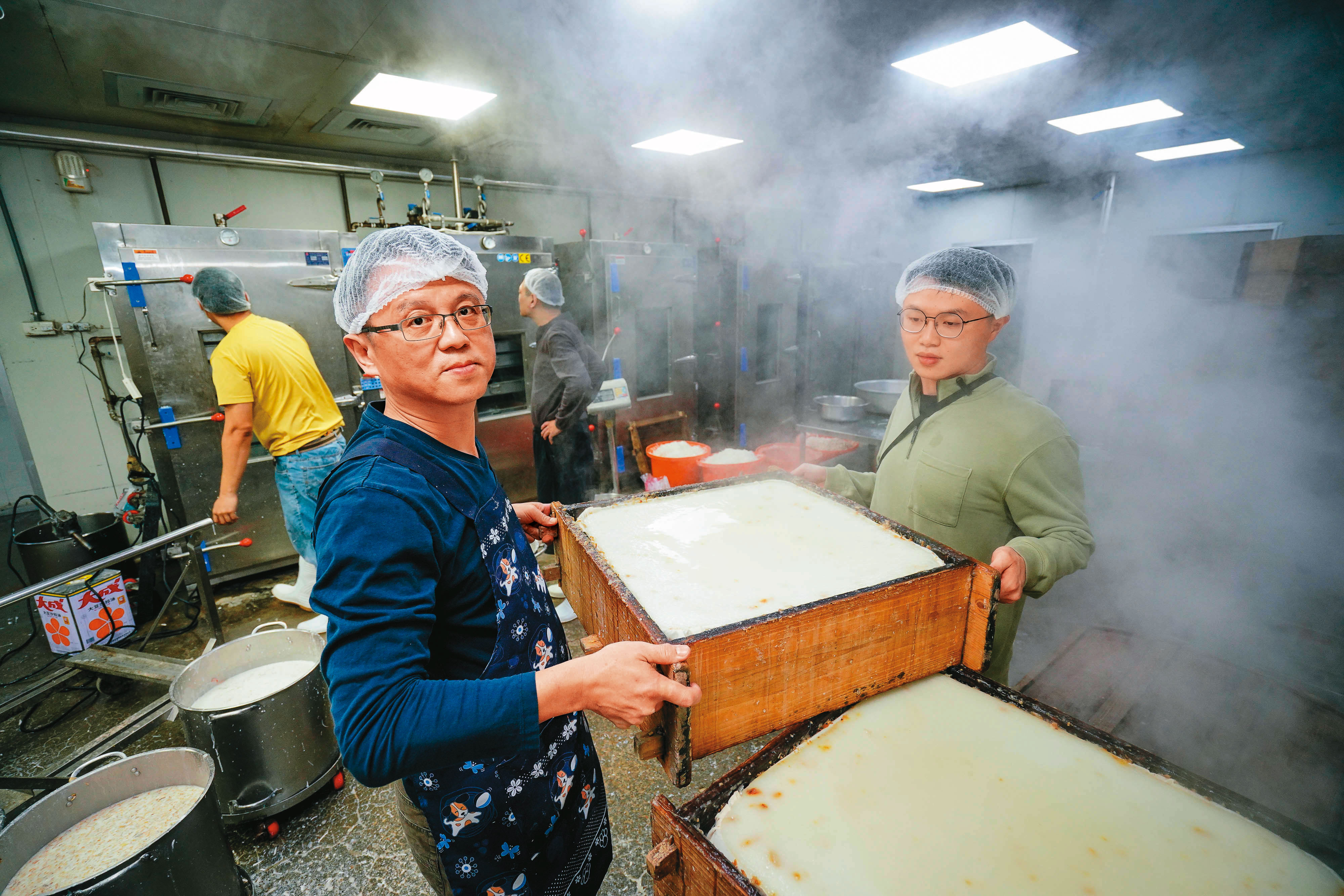 林裕強（左）攜手兒子林凡凱（右）接班59年粿行，沿用古法做出新口味。