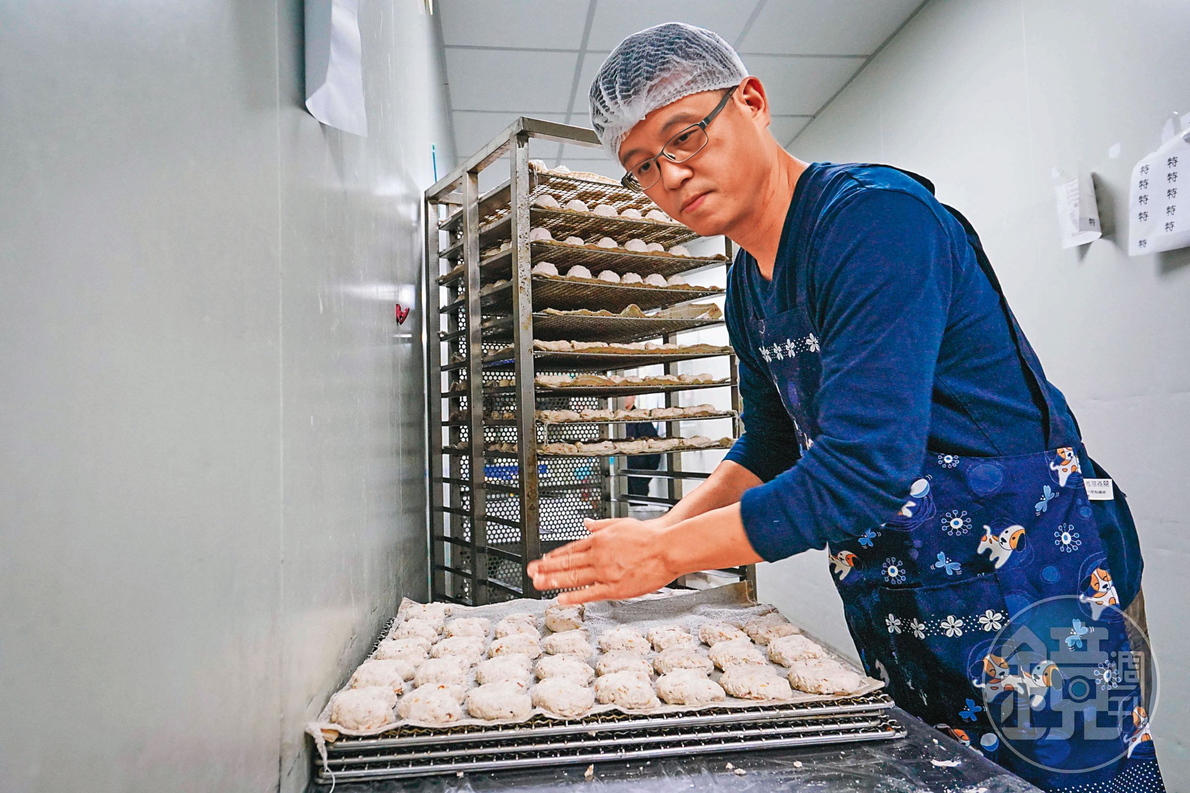 林裕強小學就開始幫忙家中粿行,曾經拒絕接班而任職電子業,十多年前為了父母捨棄悠閒退休生活,重啟做粿人生。