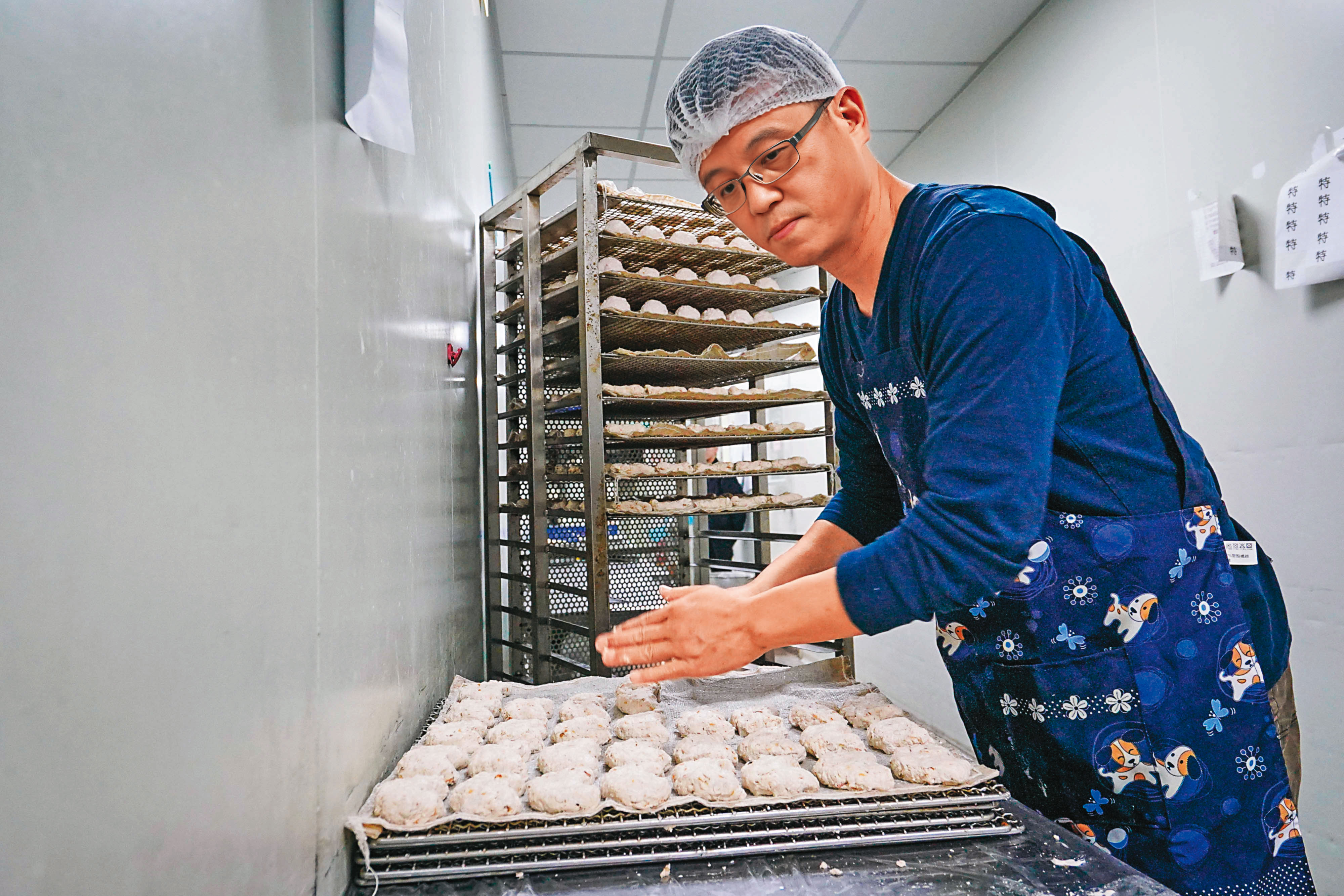 林裕強小學就開始幫忙家中粿行,曾經拒絕接班而任職電子業,十多年前為了父母捨棄悠閒退休生活,重啟做粿人生。