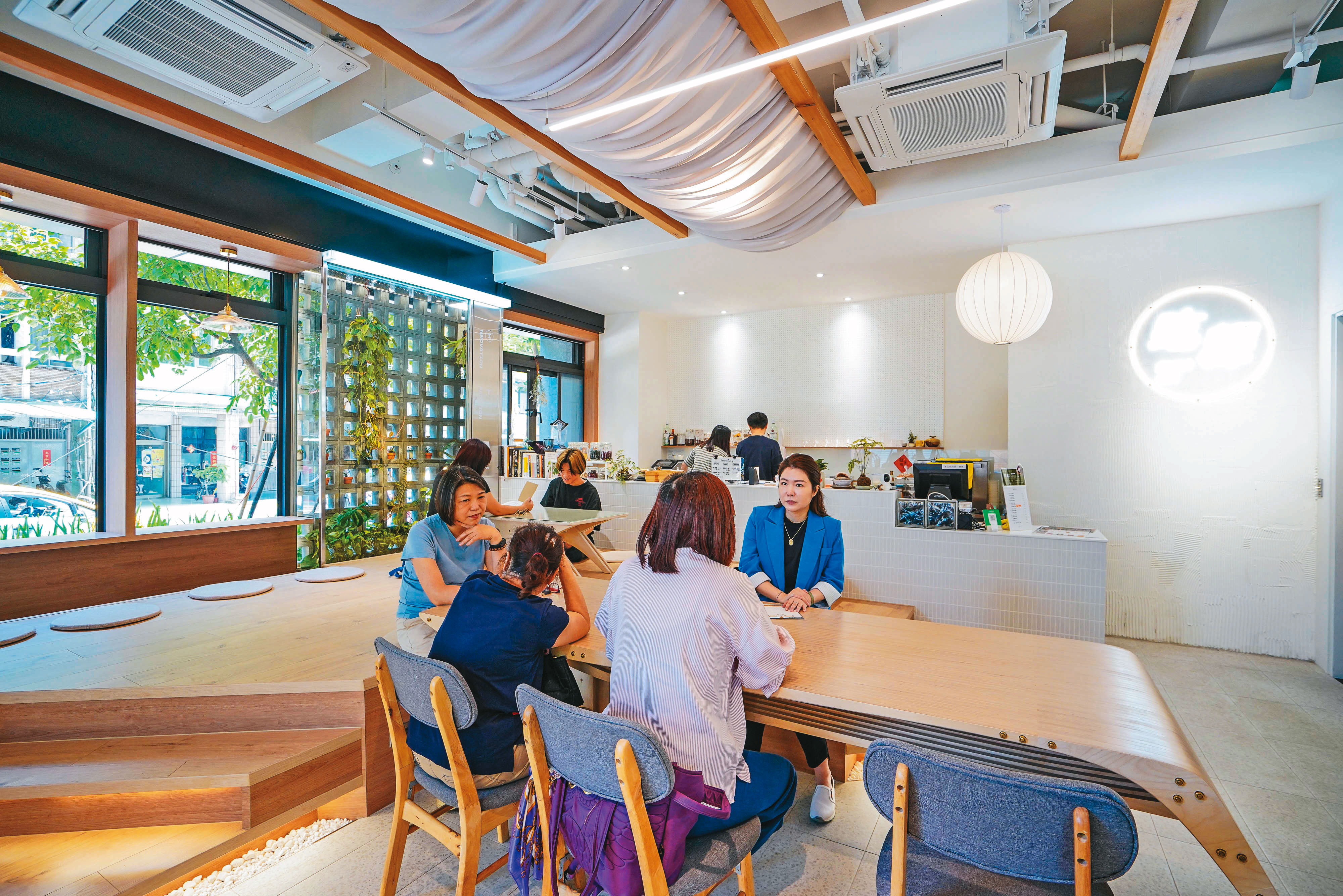 林貞粿行在舊址開新店,氛圍布置得彷彿咖啡廳,林凡凱希望吃粿也可以是一件很時髦的事。