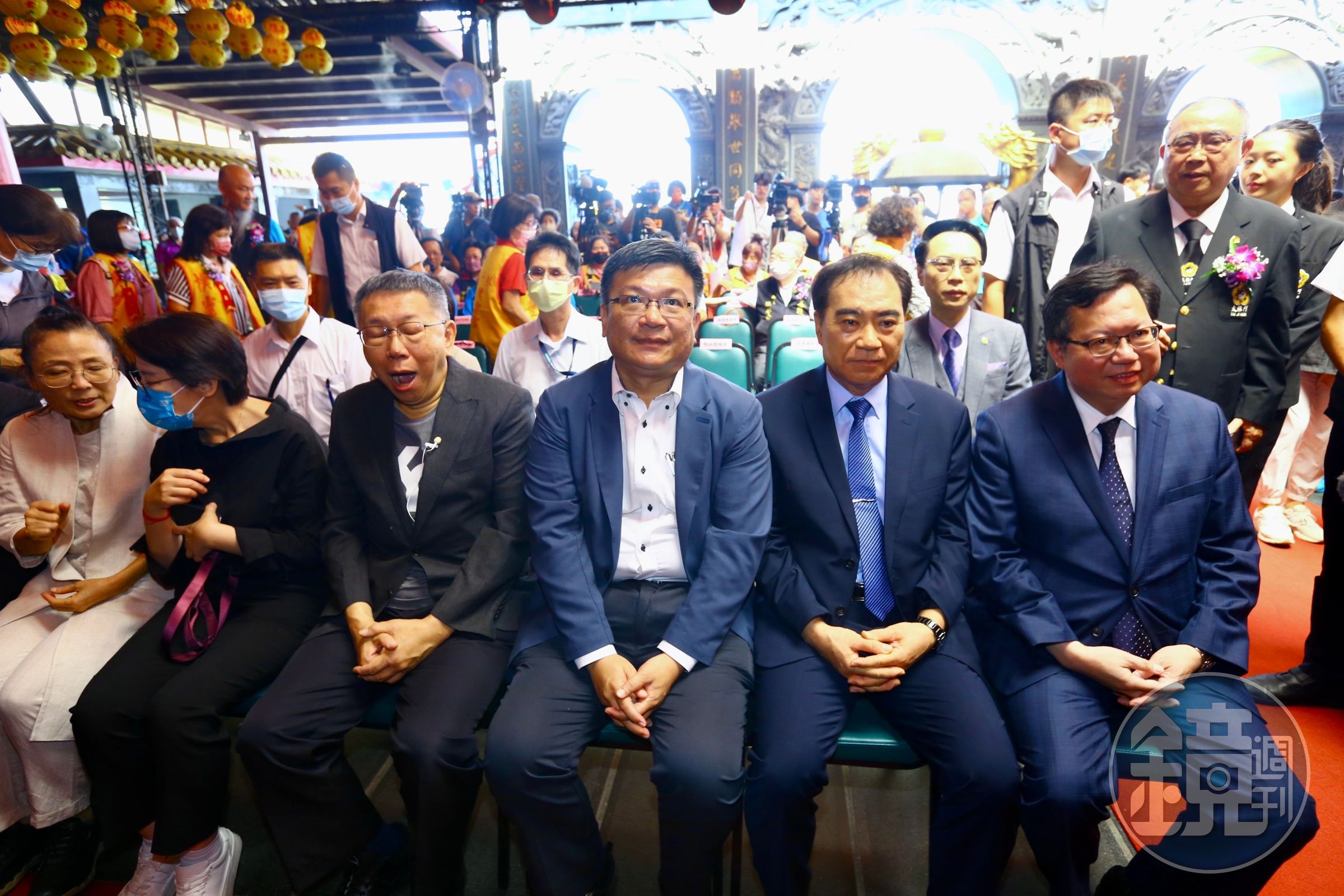民眾黨2024候選人柯文哲(前排左三)也現身指南宮活動,與鄭文燦(右一)坐在同一排。
