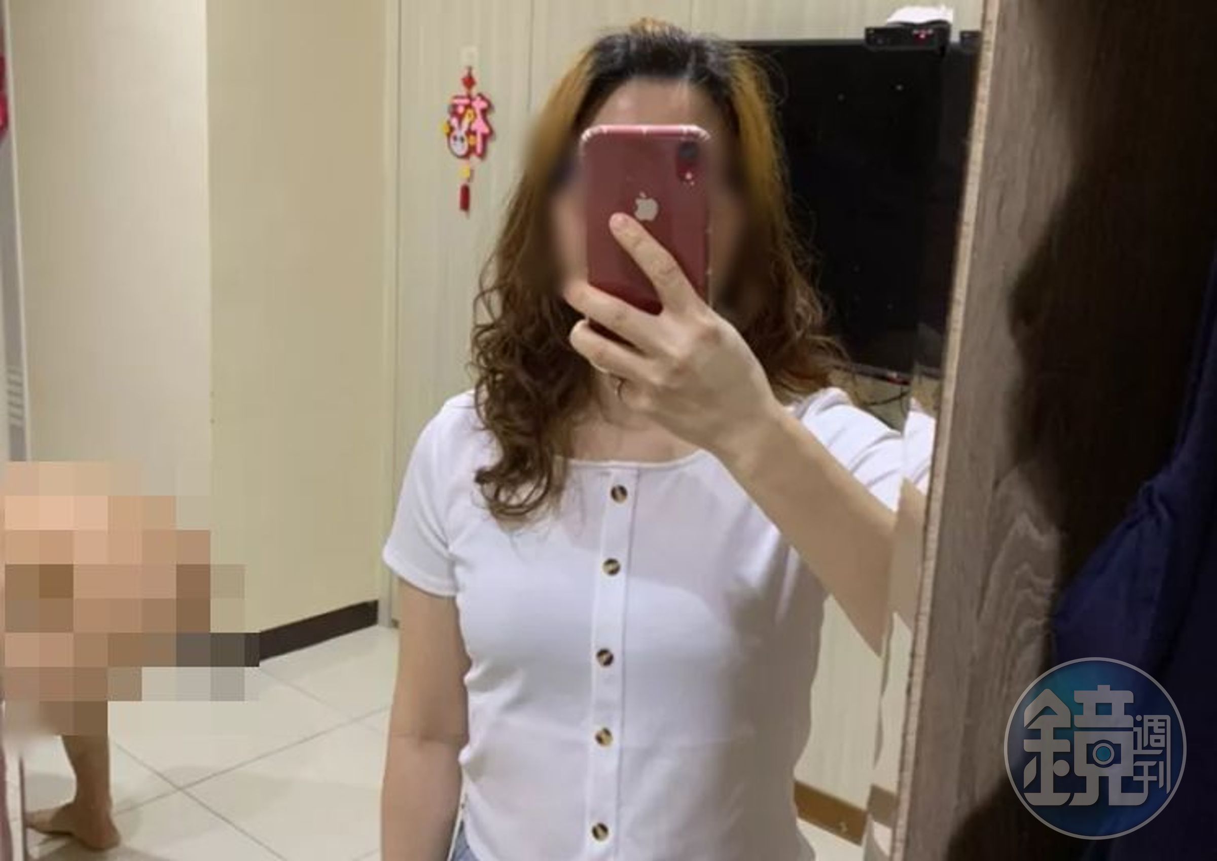 一名女買家上傳自拍試穿狀況,卻意外把身後的男伴給出賣。(翻攝自蝦皮購物)