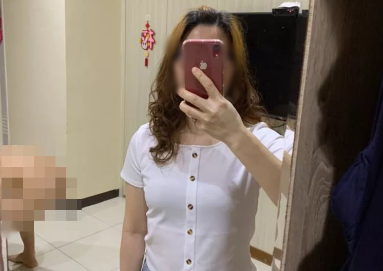一名女買家上傳自拍試穿狀況,卻意外把身後的男伴給出賣。(翻攝自蝦皮購物)