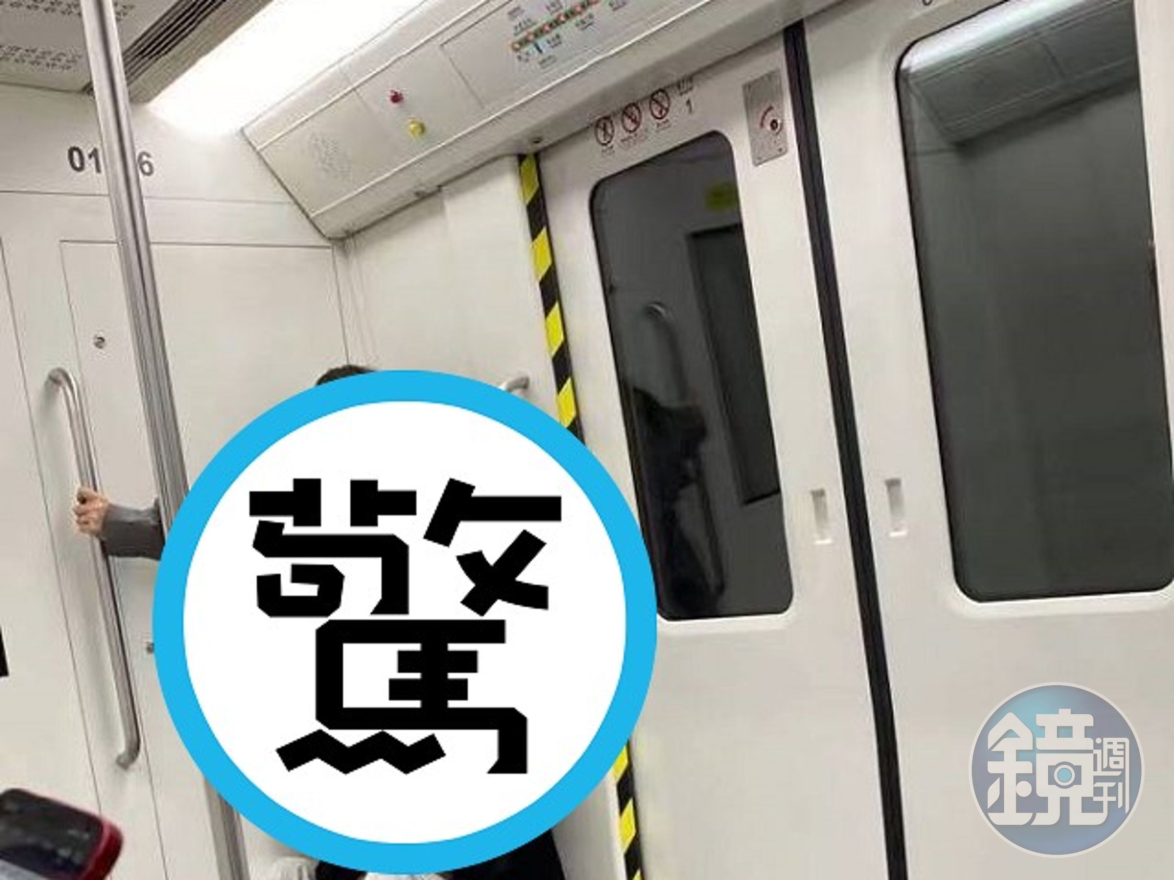 又有情侶把地鐵當摩鐵!男鑽女生裙底「在洞穴裡挖啊挖」,網驚:有海鮮味。(翻自微博)