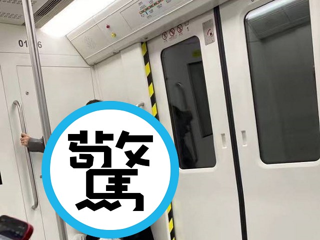 又有情侶把地鐵當摩鐵！男鑽女生裙底「在洞穴裡挖啊挖」，網驚：有海鮮味。（翻自微博）