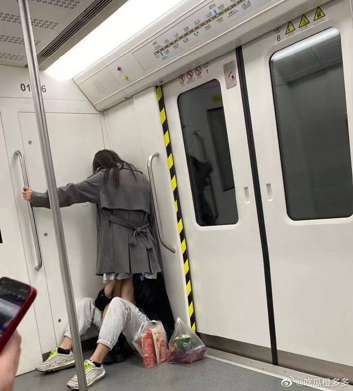 這對情侶在地鐵車廂內的舉動，引發網友熱議。（翻自微博）