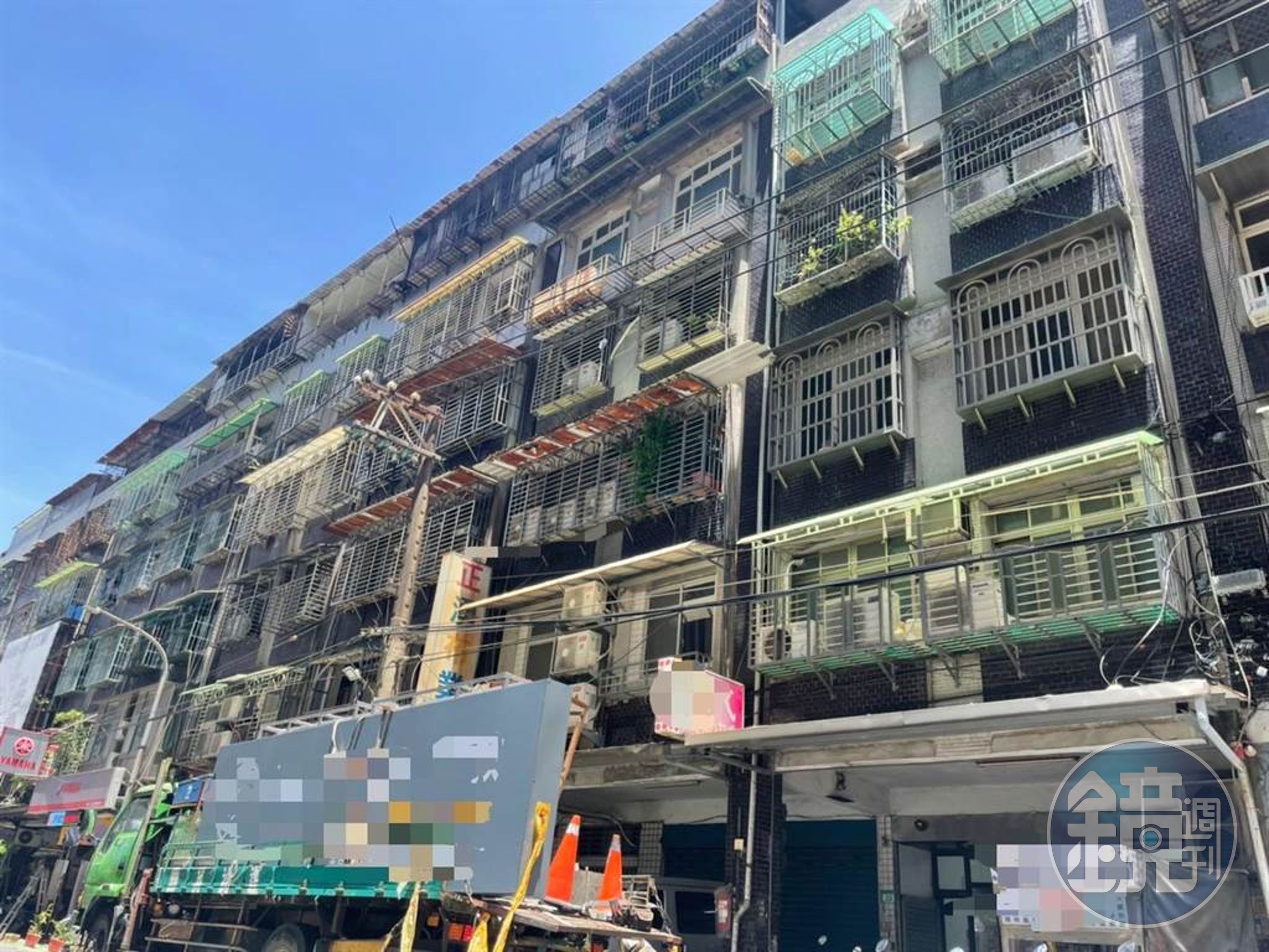 新北市三重區永福街今早驚傳工安意外,61歲工人從6樓重摔地面,送醫搶救後仍不治。(翻攝畫面)