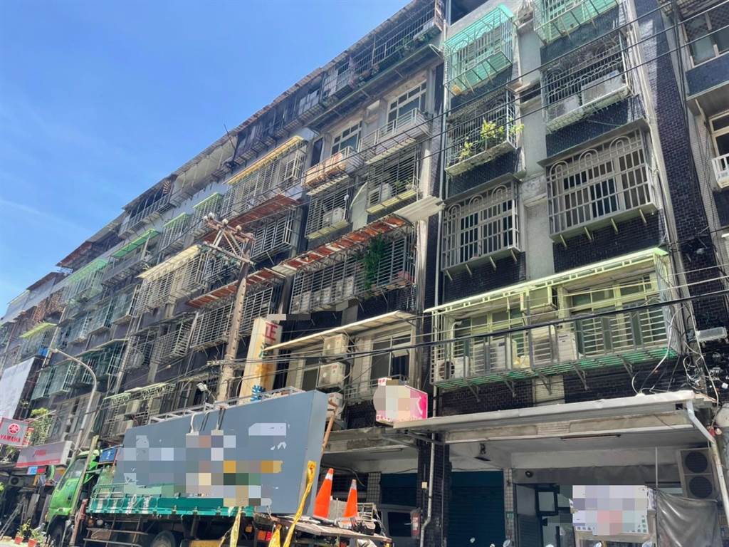 新北市三重區永福街今早驚傳工安意外，61歲工人從6樓重摔地面，送醫搶救後仍不治。（翻攝畫面）