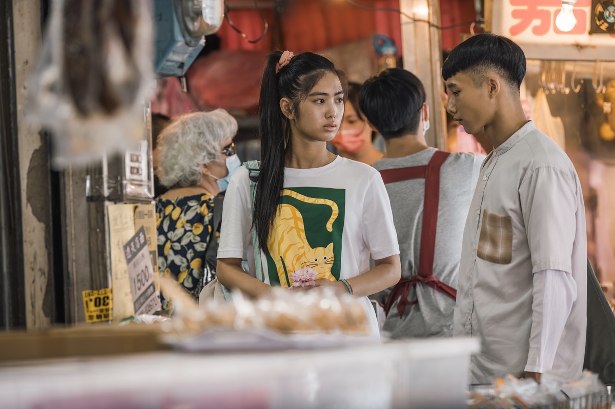 黃冠智飾演的阿呆跟雷嘉汭飾演的王羽凡儘管互相喜歡，卻因為命中水火相剋，必須保持距離。（台北双喜電影提供）
