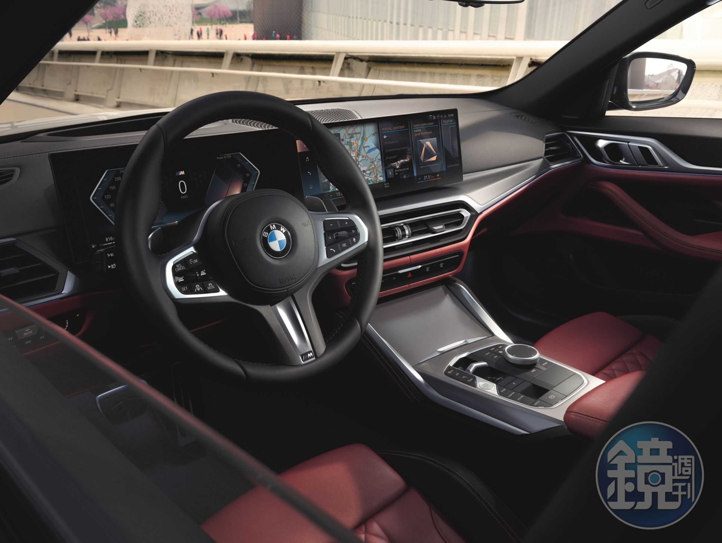 全新BMW 4系列也以再進化的豪華內裝鋪陳打造無與倫比的車室空間，搭載全新世代的撥桿式排檔座設計，一展簡約俐落的迷人氛圍。