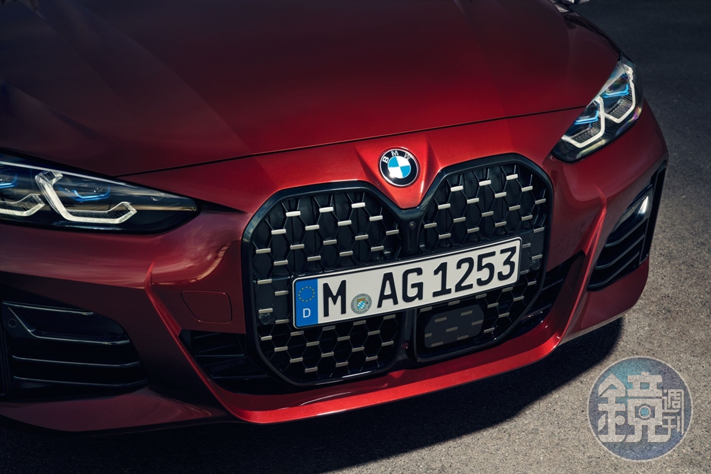 全新BMW 4系列全車系完美承襲家族獨特的優雅線條以及絕佳比例，映入眼簾的車頭造型，處處皆是過目難忘的視覺焦點，前衛的3D雙腎型水箱護罩、流線銳利的LED頭燈、俐落刻劃的引擎蓋線條，呼應立體LED尾燈勾勒出的L型心跳光影，以前衛設計美學完美詮釋品牌核心精神。