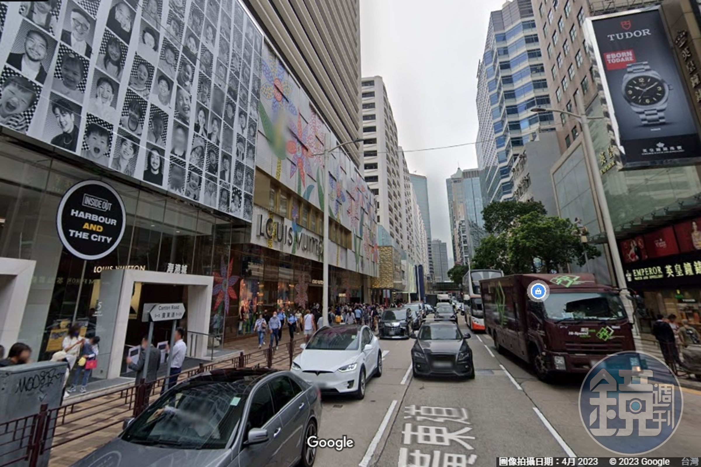 香港尖沙咀海港城外出現追債海報。(翻攝Google地圖)