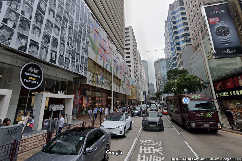 香港尖沙咀海港城外出現追債海報。（翻攝Google地圖）