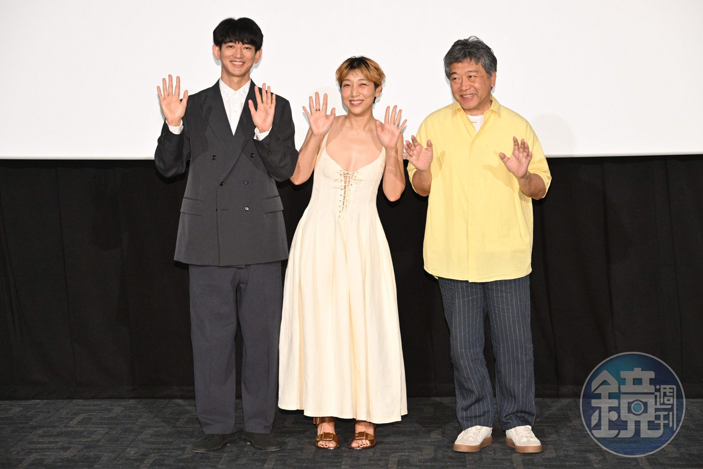 是枝裕和（右）執導新片《怪物》在日本開出票房紅盤，他與安藤櫻（中）、瑛太親自走訪戲院謝票。（翻攝自《怪物》Twitter）