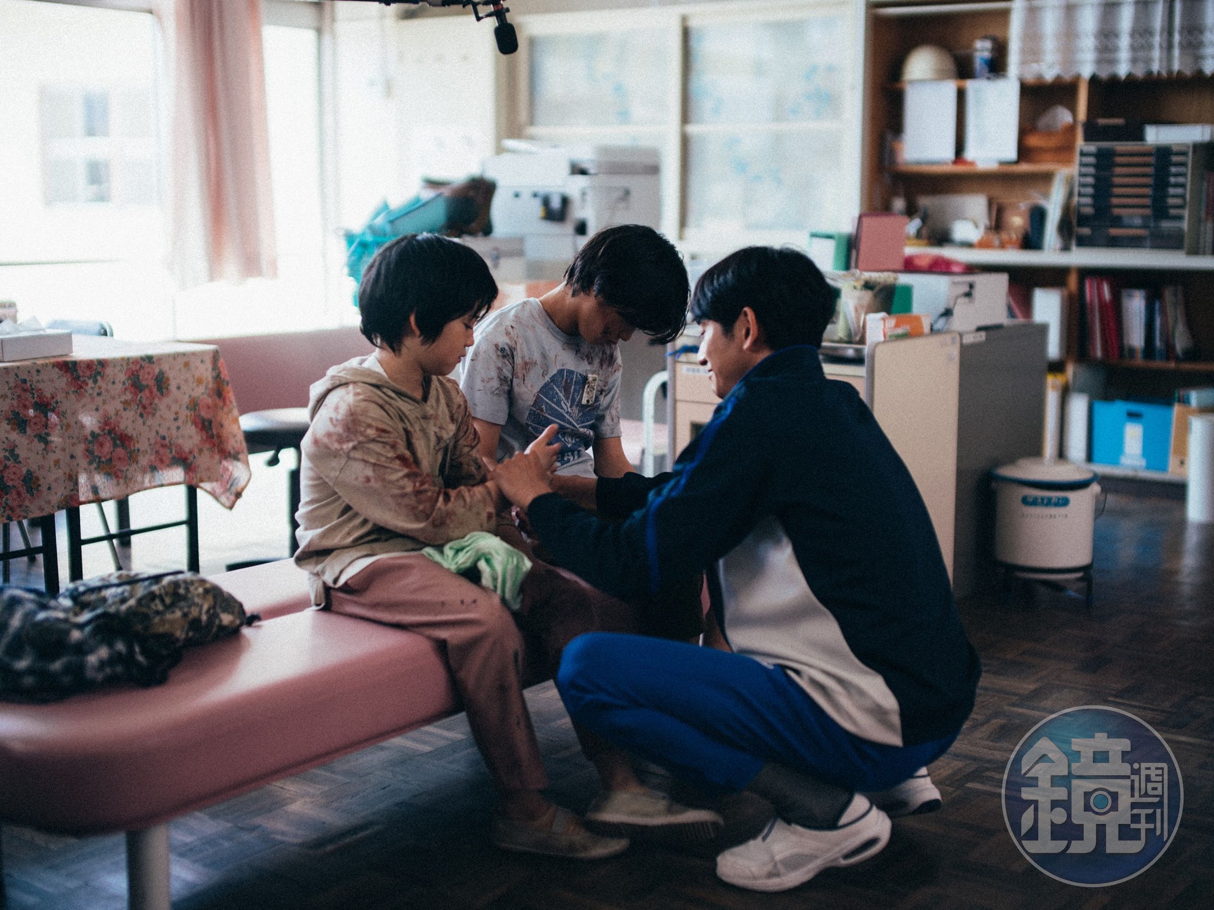 瑛太（右）在片中飾演小學老師，左起為柊木陽太（左）、黑川想矢。（車庫娛樂提供）