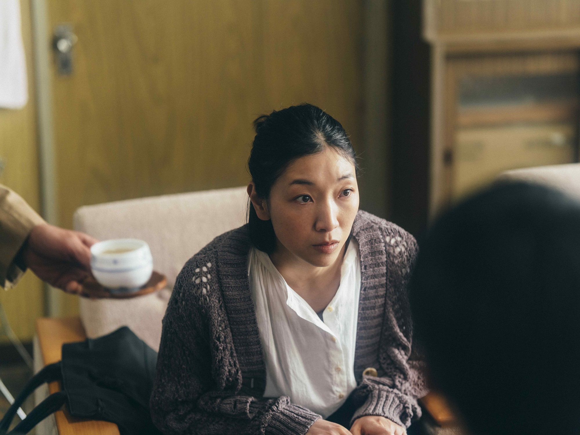 安藤櫻詮釋單親母親,因見到兒子的異狀開始奔走了解在校狀況。(車庫娛樂提供)