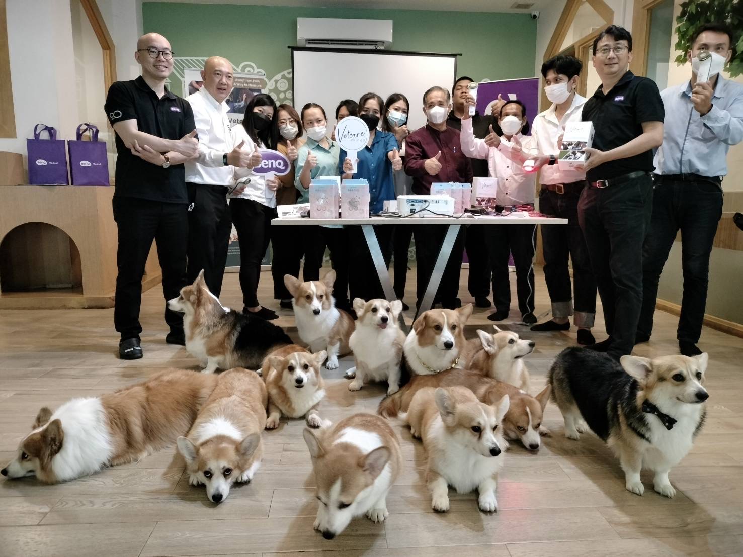 明基佳世達集團旗下的華鋒科技，因看準寵物高齡化趨勢，毛孩家長對於寵物保健觀念抬頭，已舉辦多場寵物保健巡迴講座。（華鋒科技提供）