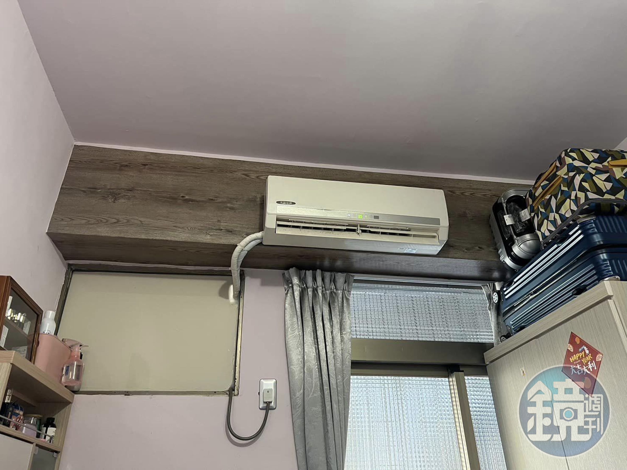 網友以為房東終於換了新冷氣，沒想到花了移機費卻換來一台老舊的二手定頻冷氣機。（翻攝「租屋「糾紛、問題、租霸、疑難雜症」特區」臉書社團）