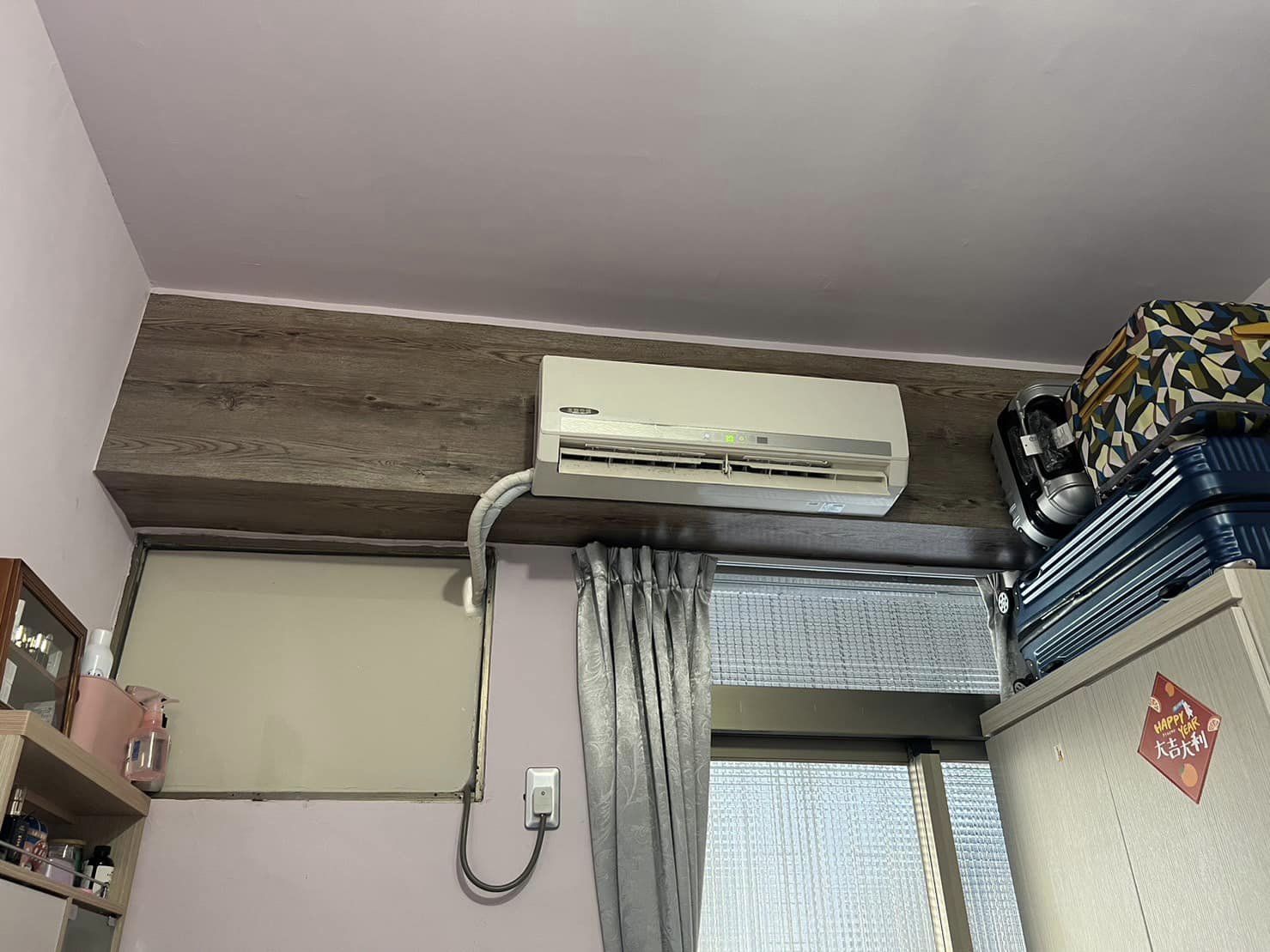 網友以為房東終於換了新冷氣，沒想到花了移機費卻換來一台老舊的二手定頻冷氣機。（翻攝「租屋「糾紛、問題、租霸、疑難雜症」特區」臉書社團）