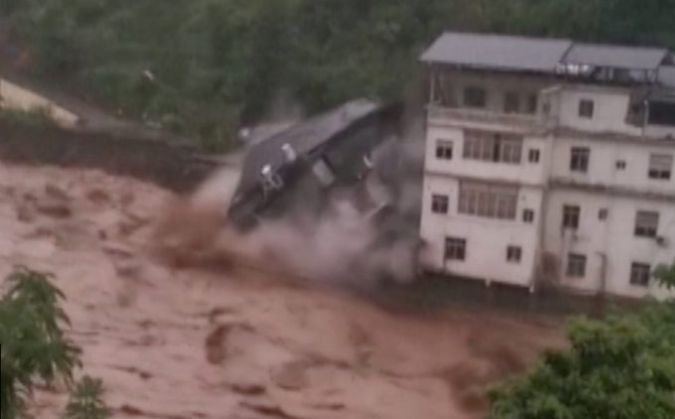 中國連日豪雨成災、淹人車毀田屋　不妙！未來1-2個月極端天氣偏多。（翻自《BBC中文網》）